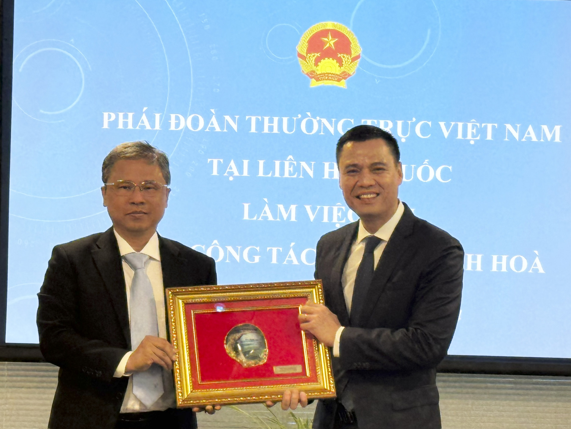 Ông Trần Hòa Nam - Phó Chủ tịch UBND tỉnh Khánh Hòa tặng quà cho Đại sứ  