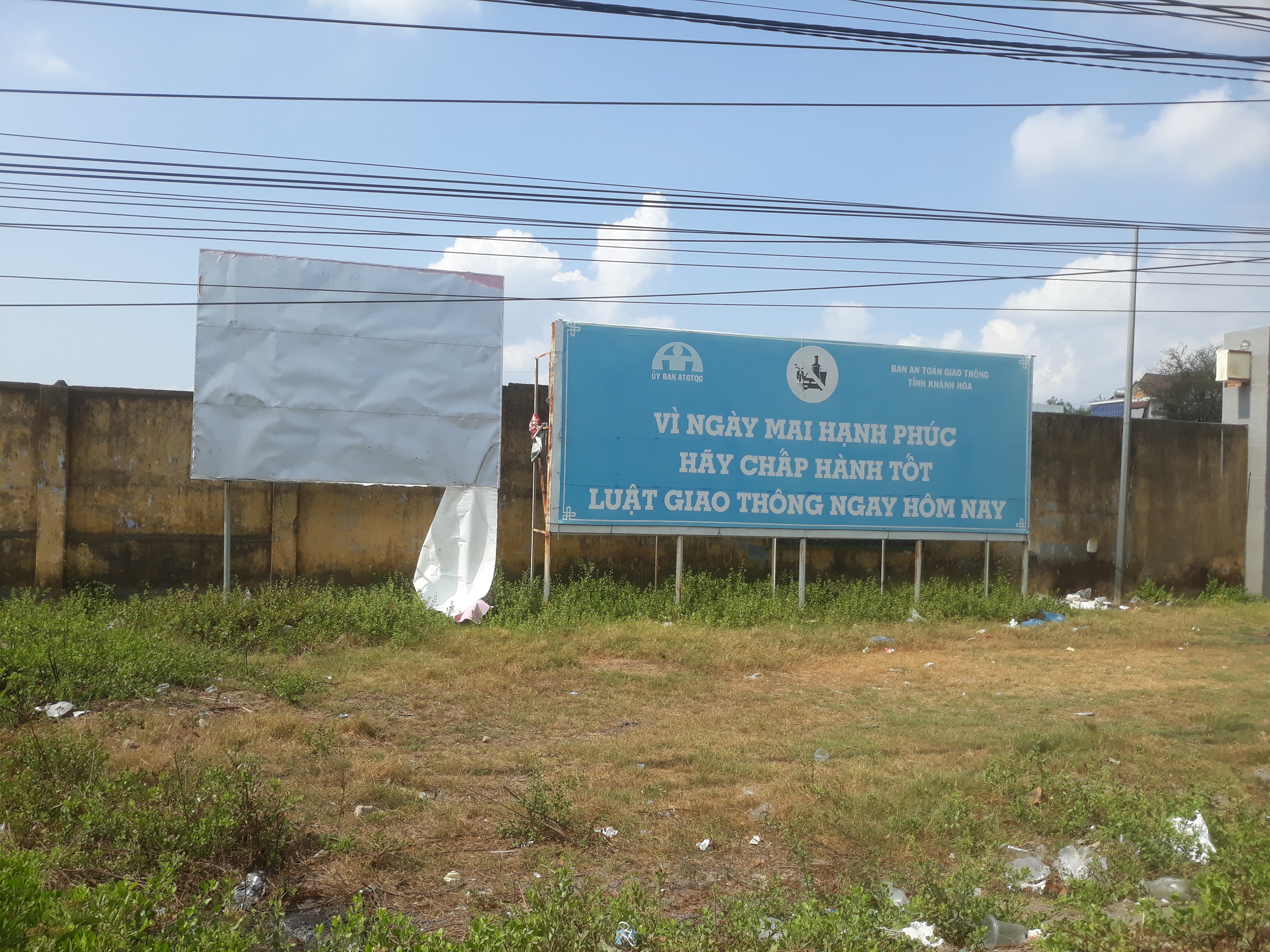 Cần thay mới pa nô tuyên truyền