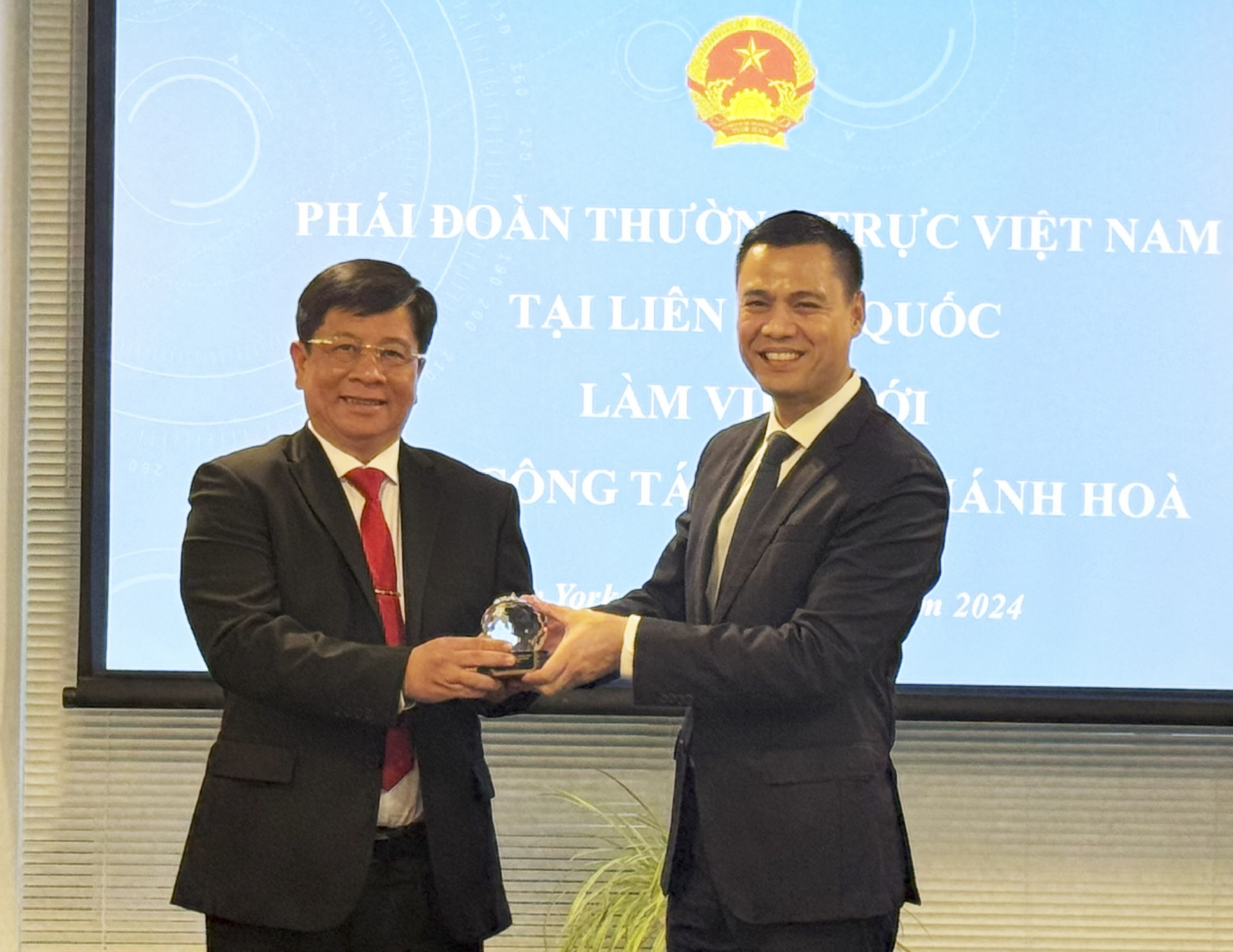 Đại sứ Đặng Hoàng Giang tặng quà lưu niệm cho ông Hồ Văn Mừng - Ủy viên Dự khuyết Trung ương Đảng, Bí thư Thành ủy Nha Trang.