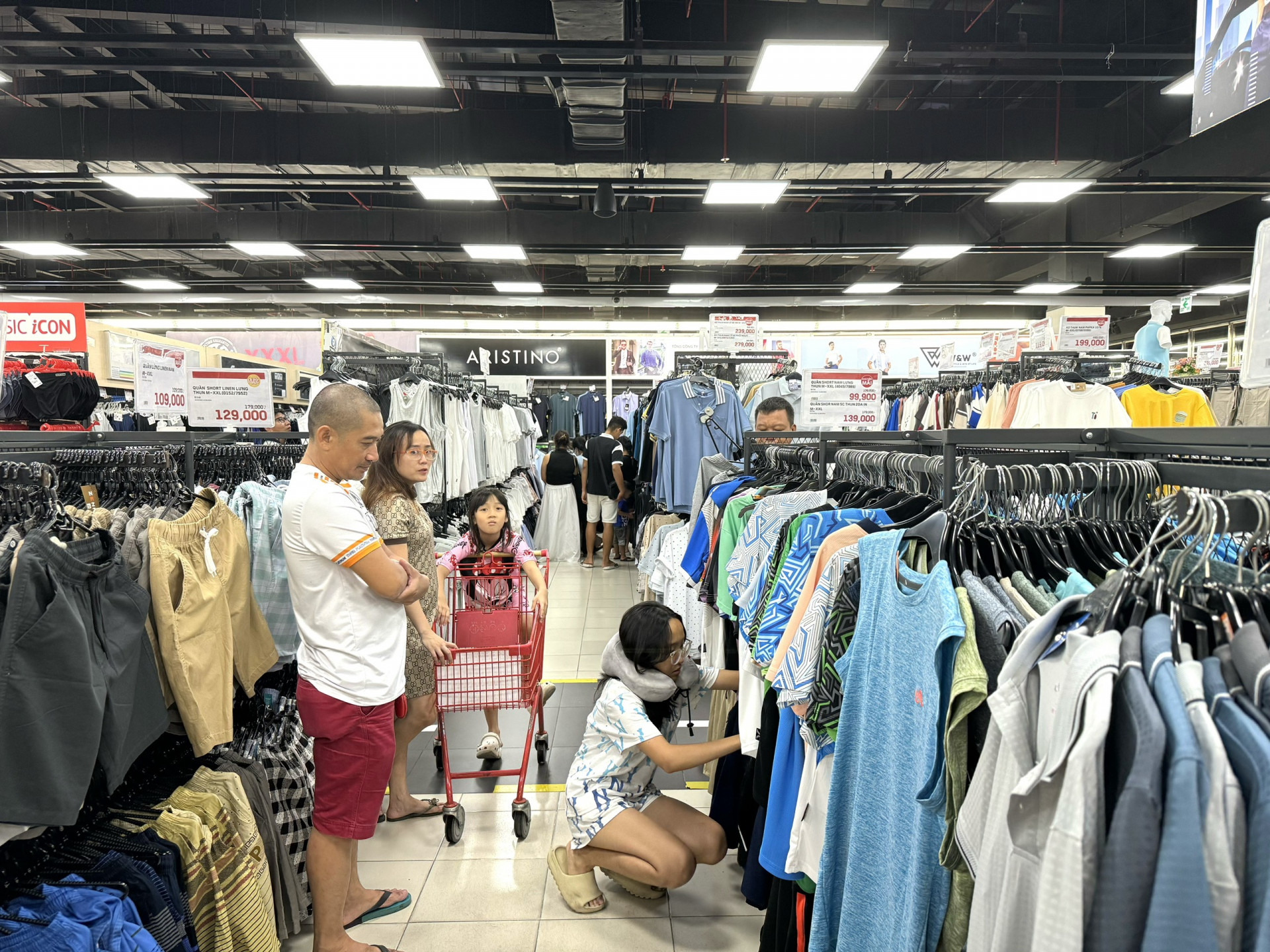 Người dân mua quần áo tại một siêu thị ở Nha Trang