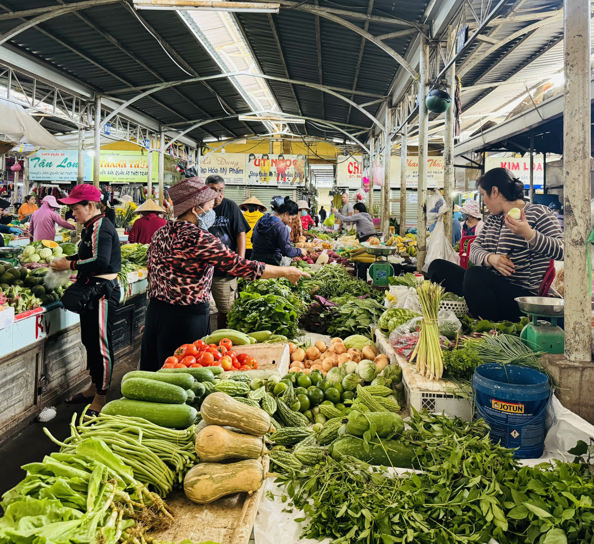 Người dân mua rau củ quả tại chợ Xóm Mới