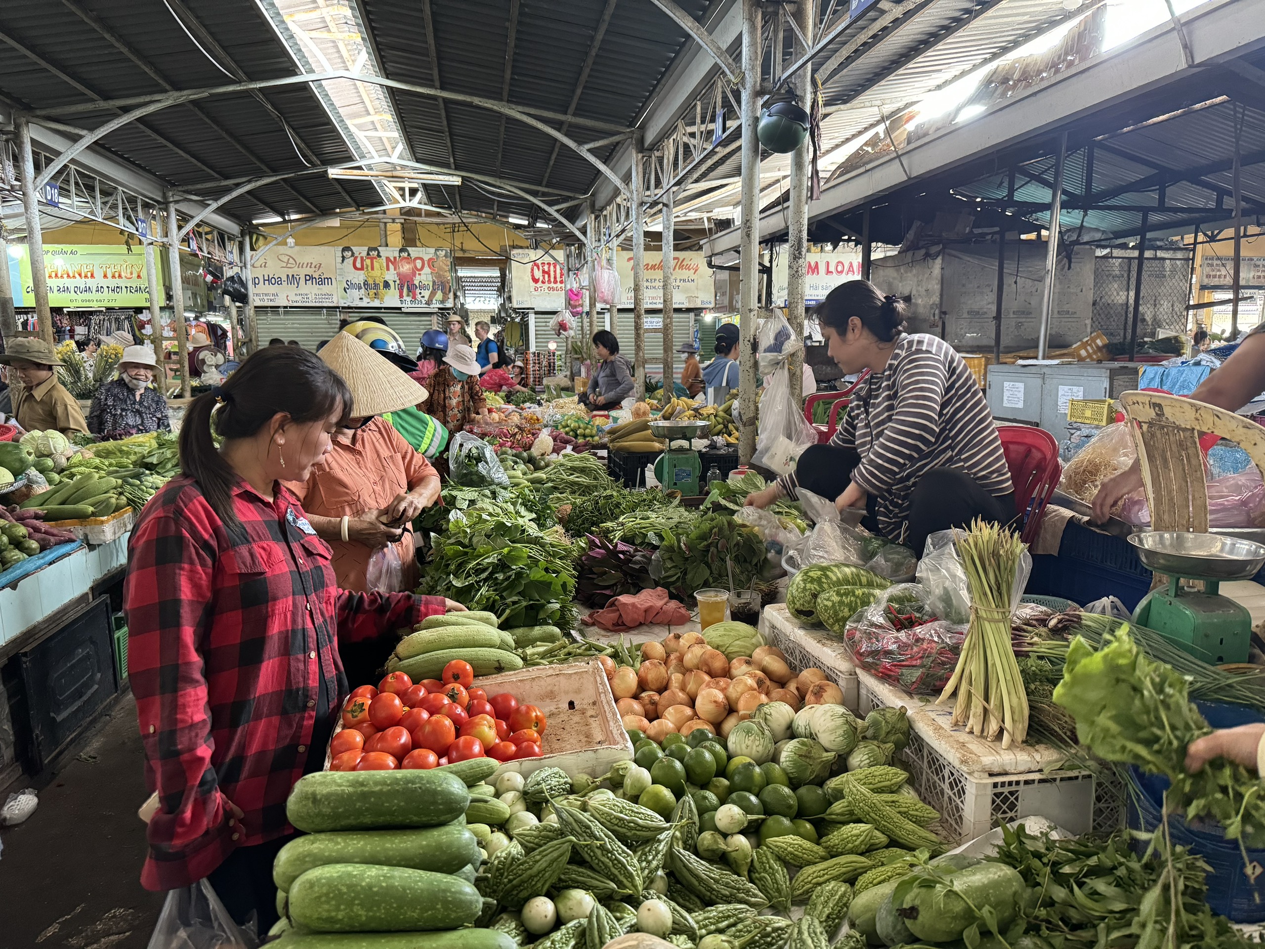 Người dân mua rau củ tại chợ Xom Mới sáng 22-5