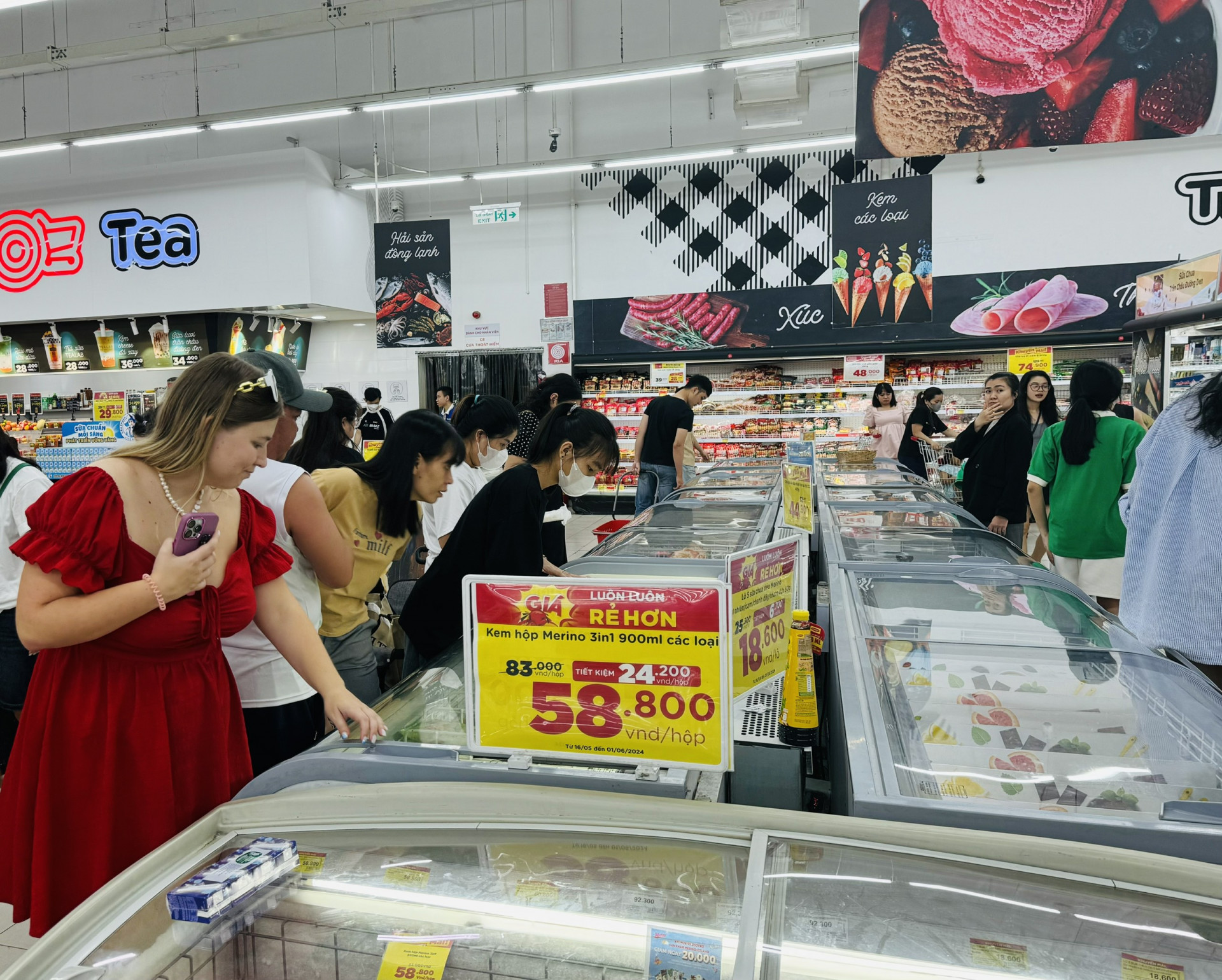Người dân mua sắm tại Siêu thị Go! Nha Trang