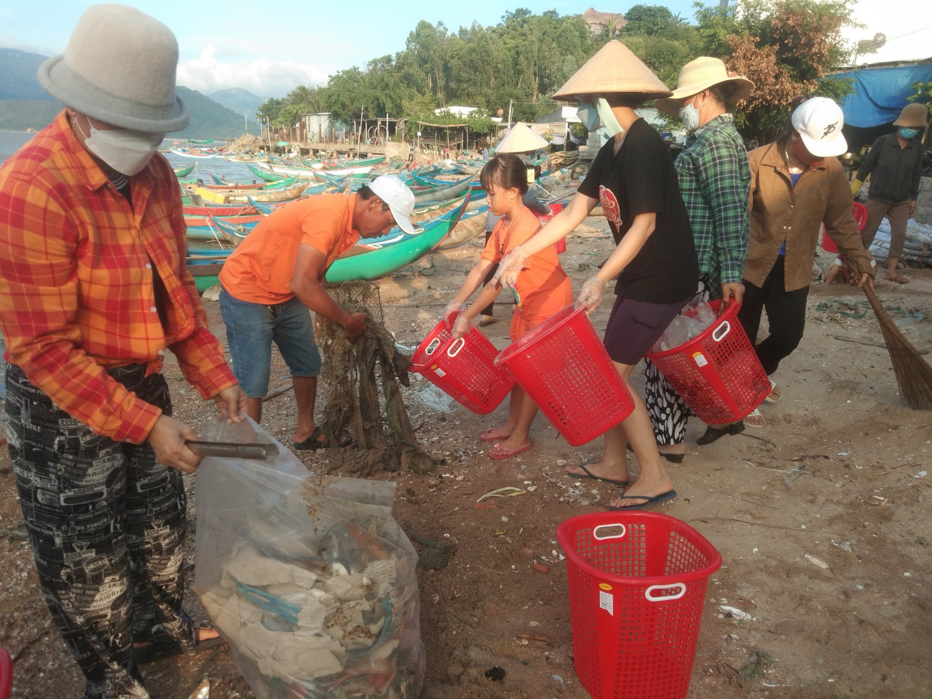 Người dân ra quân thu gom rác ở khu vực bờ biển.