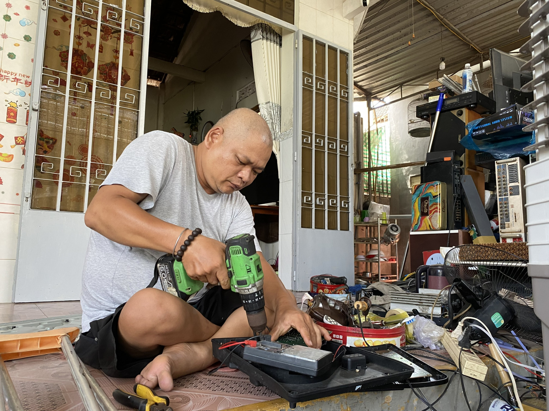 Được sự hỗ trợ của Hội Người khuyết tật huyện Diên Khánh, 
ông Võ Ngọc Châu mua sắm được nhiều thiết bị sửa điện lạnh 
phục vụ công việc.
