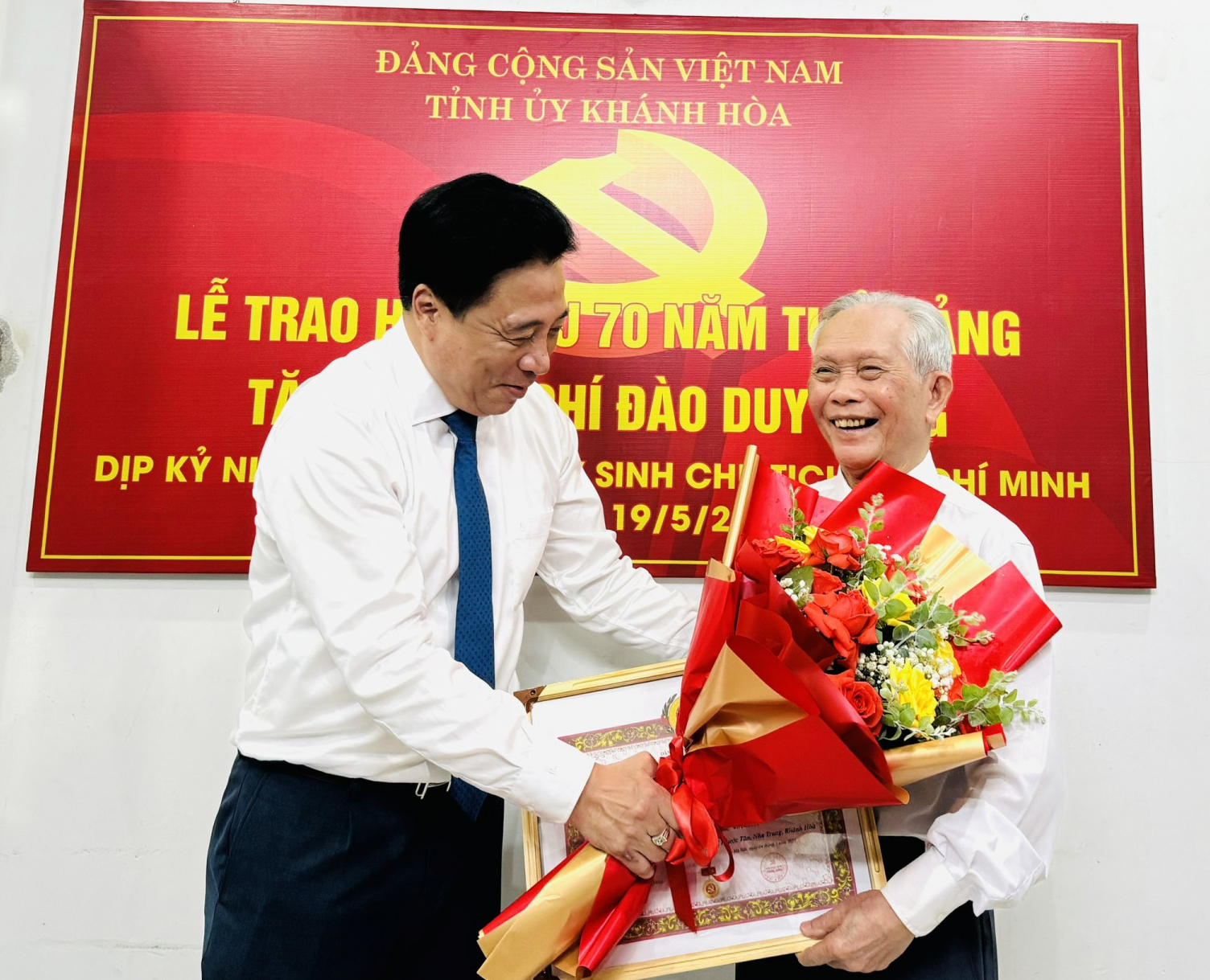 Phó Bí thư Thường trực Tỉnh ủy Nguyễn Khắc Toàn:: Trao Huy hiệu 75 và 70 năm tuổi Đảng cho 2 đảng viên tiêu biểu ở Nha Trang