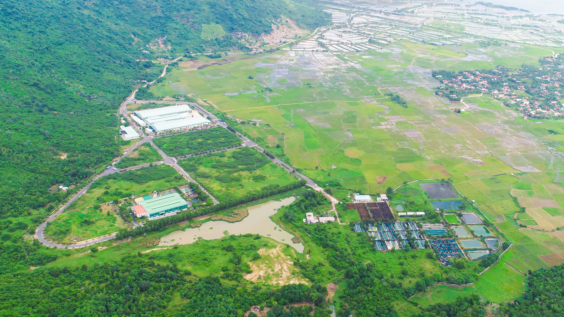 Khatoco Ninh Ich Industrial Cluster still has many unfilled areas. 