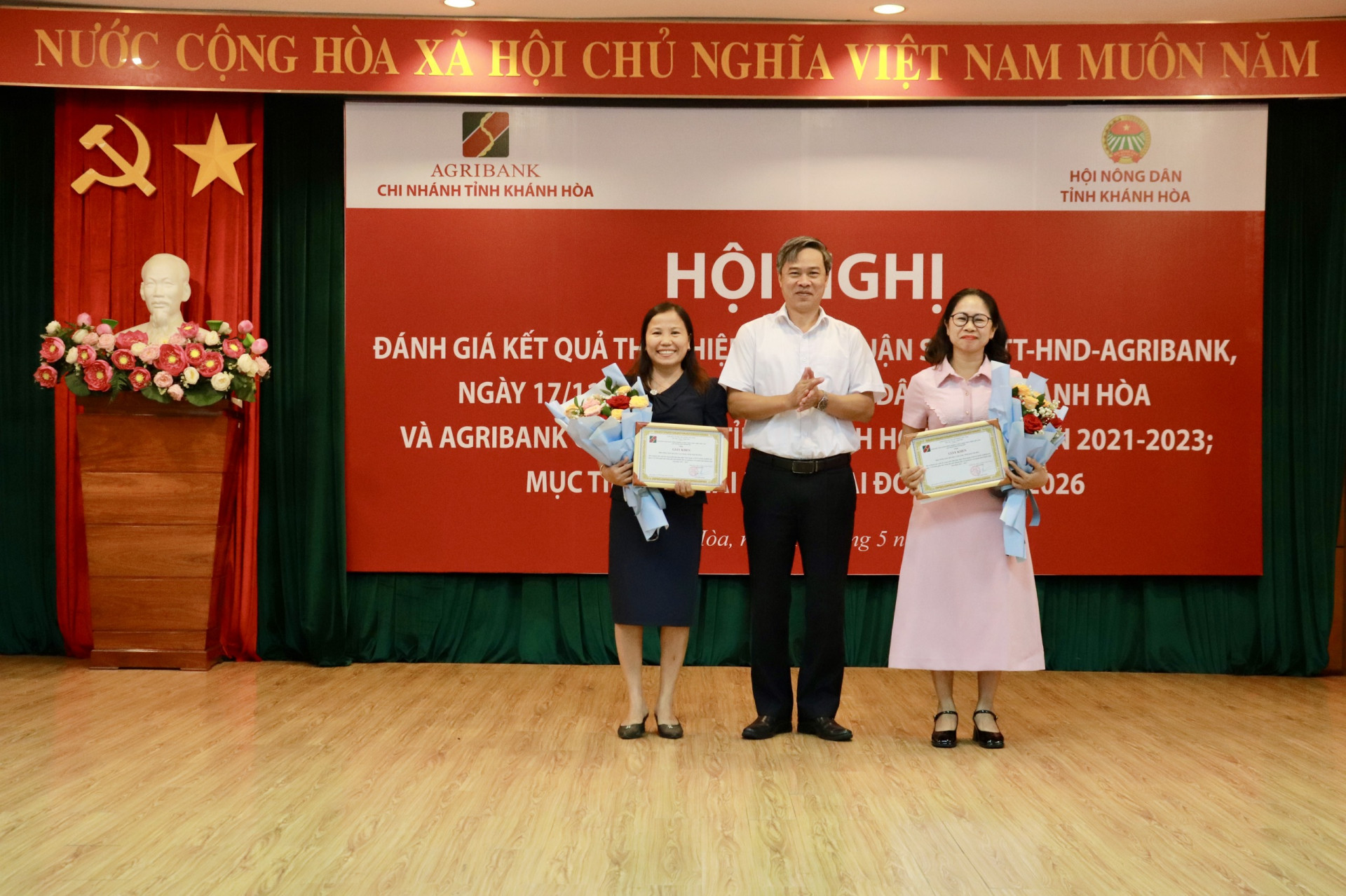Lãnh đạo Agribank Chi nhánh tỉnh Khánh Hòa khen thưởng các cá nhân có thành tích trong công tác phối hợp thực hiện tín dụng phục vụ phát triển nông nghiệp, nông thôn.
