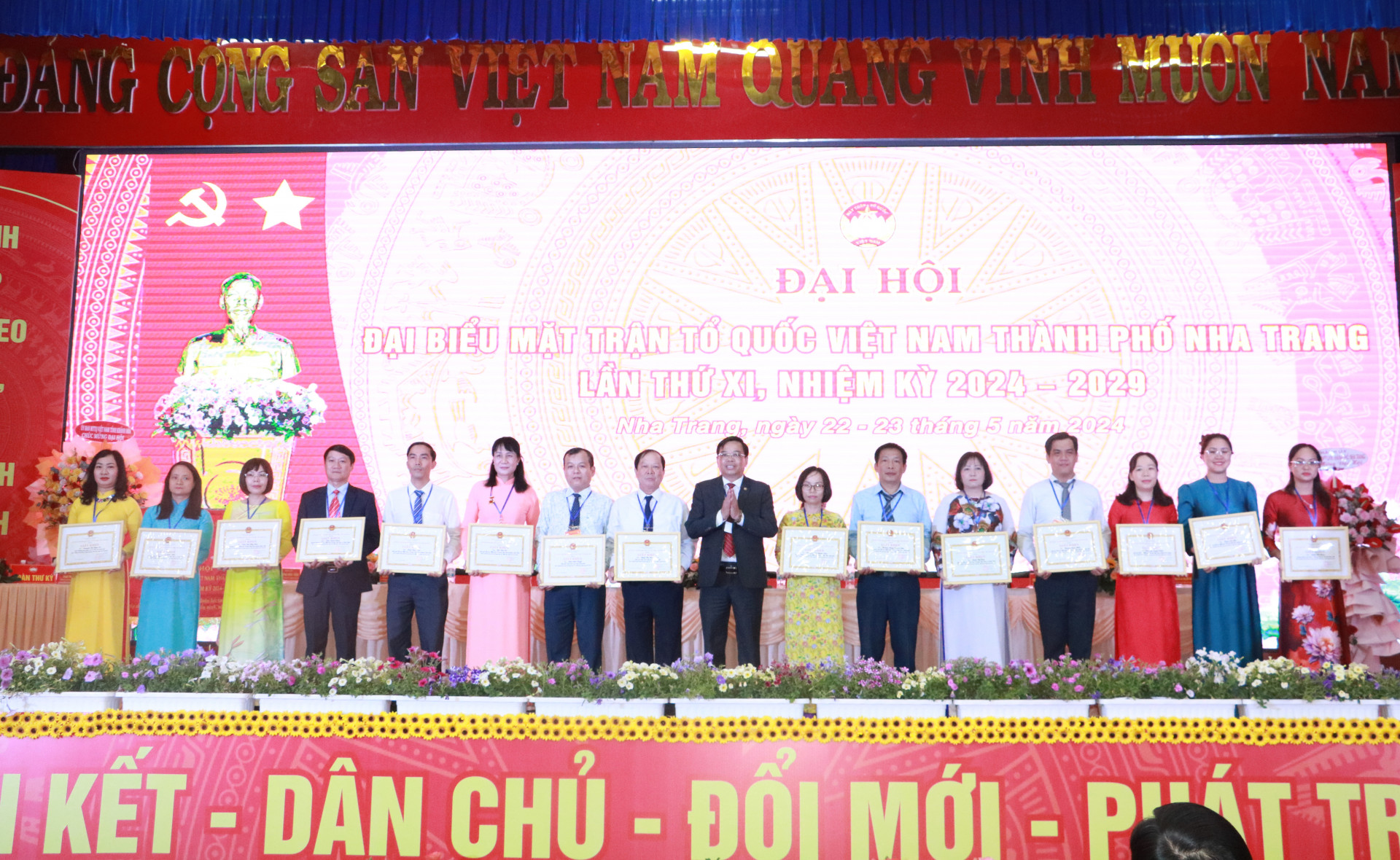 Ông Nguyễn Sỹ Khánh - Chủ tịch UBND TP. Nha Trang trao giấy khen cho các cá nhân