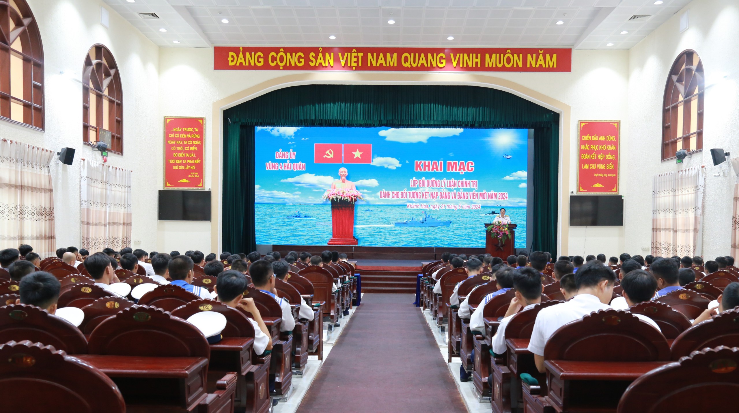 Đảng ủy Vùng 4 Hải quân: Khai mạc lớp bồi dưỡng lý luận chính trị dành cho đối tượng kết nạp Đảng và đảng viên mới