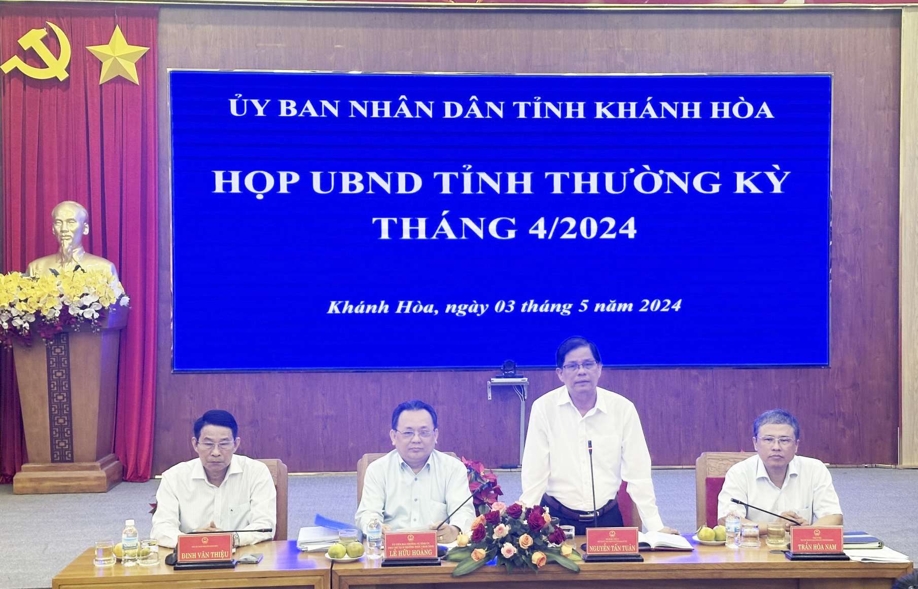 Nguyễn Tấn Tuân chỉ đạo tại cuộc họp.