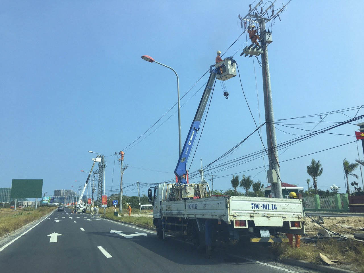 Thi công hệ thống điện tại khu vực sân bay Cam Ranh.