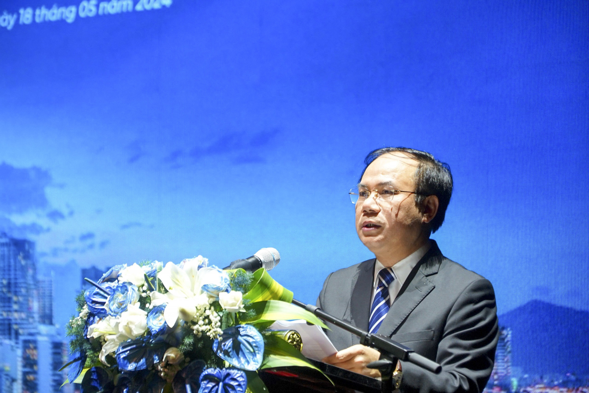 Thứ trưởng Bộ Xây dựng Nguyễn Văn Sinh phát biểu tại diễn đàn.
