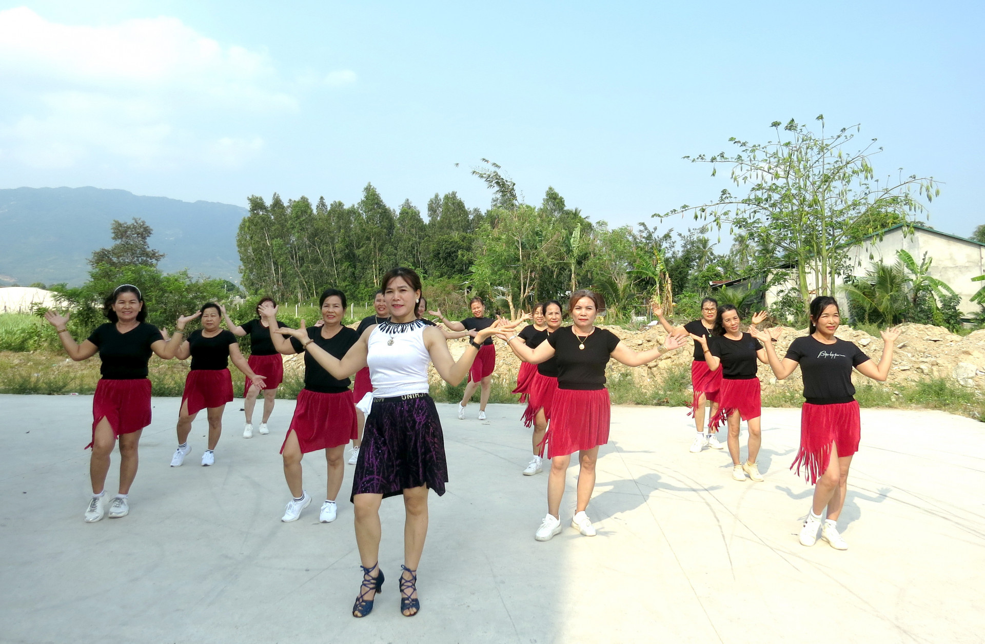 Câu lạc bộ Sống vui - Sống khỏe ngày càng có nhiều thành viên tham gia tập luyện dân vũ.