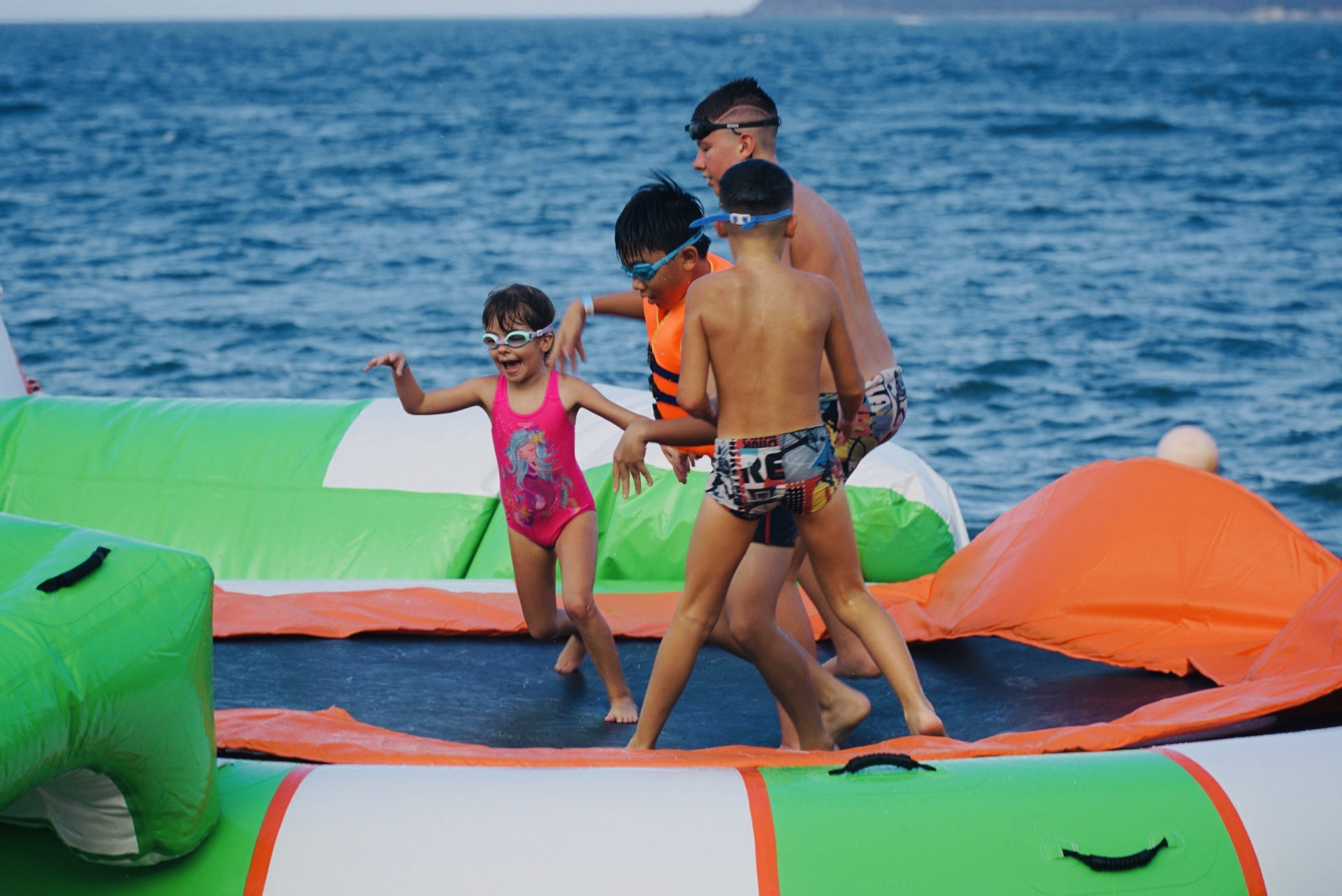 Các em nhỏ vui chơi trên biển Nha Trang.