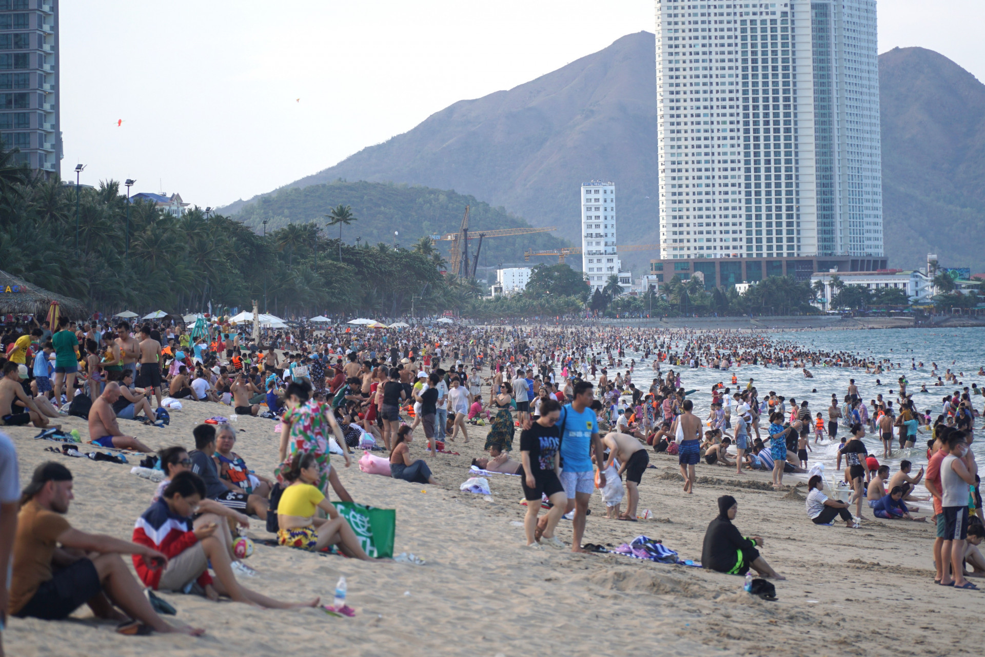 Mùa hè là dịp để Khánh Hòa thu hút khách du lịch nội địa.
