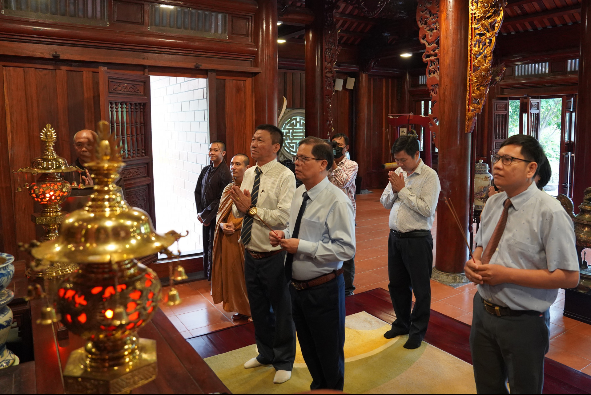 Đồng chí Nguyễn Tấn Tuân và đoàn công tác dâng hương tại Chánh điện Trường Trung cấp Phật Học Khánh Hòa.