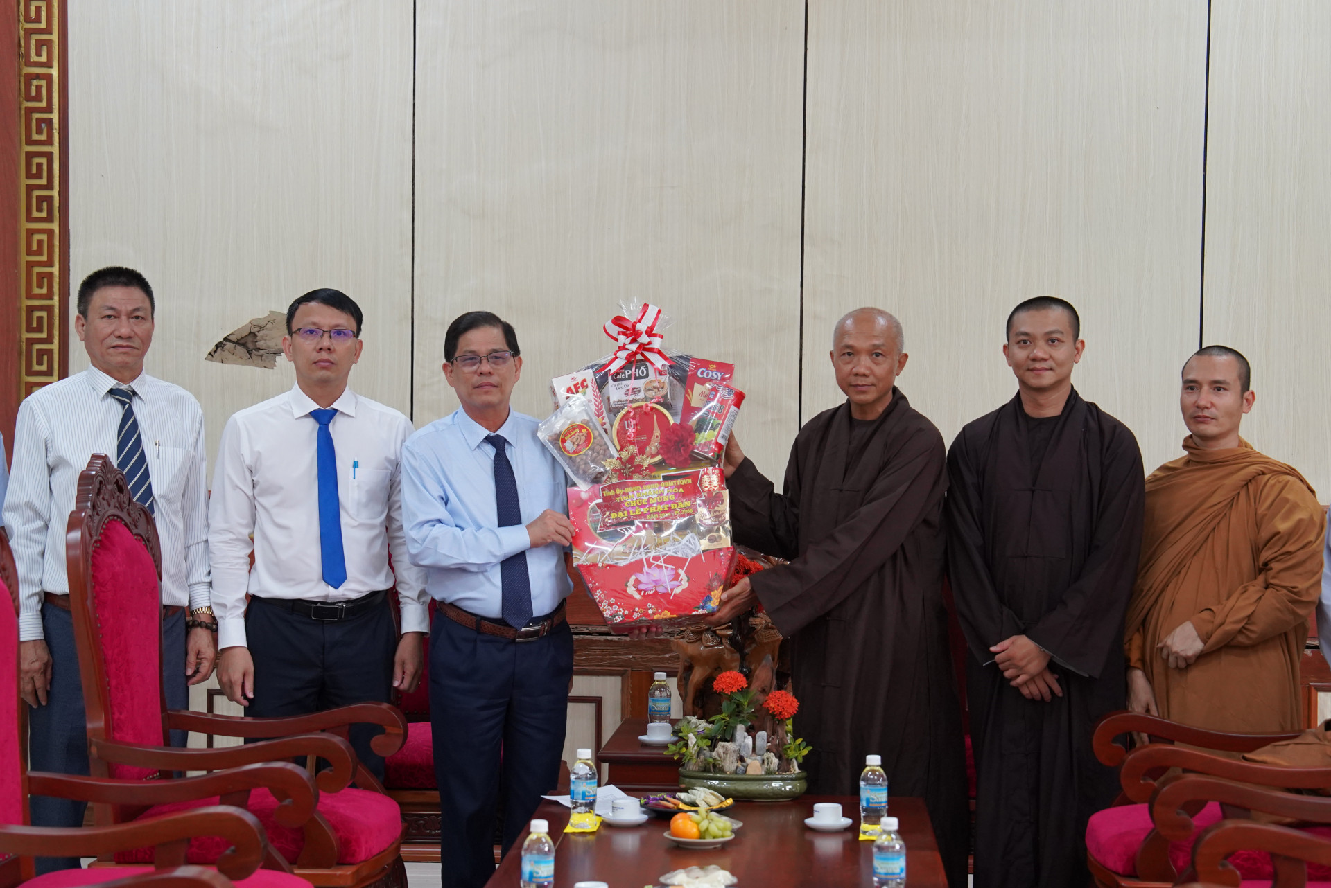 Đồng chí Nguyễn Tấn Tuân tặng quà cho Trường Trung cấp Phật Học Khánh Hòa.
