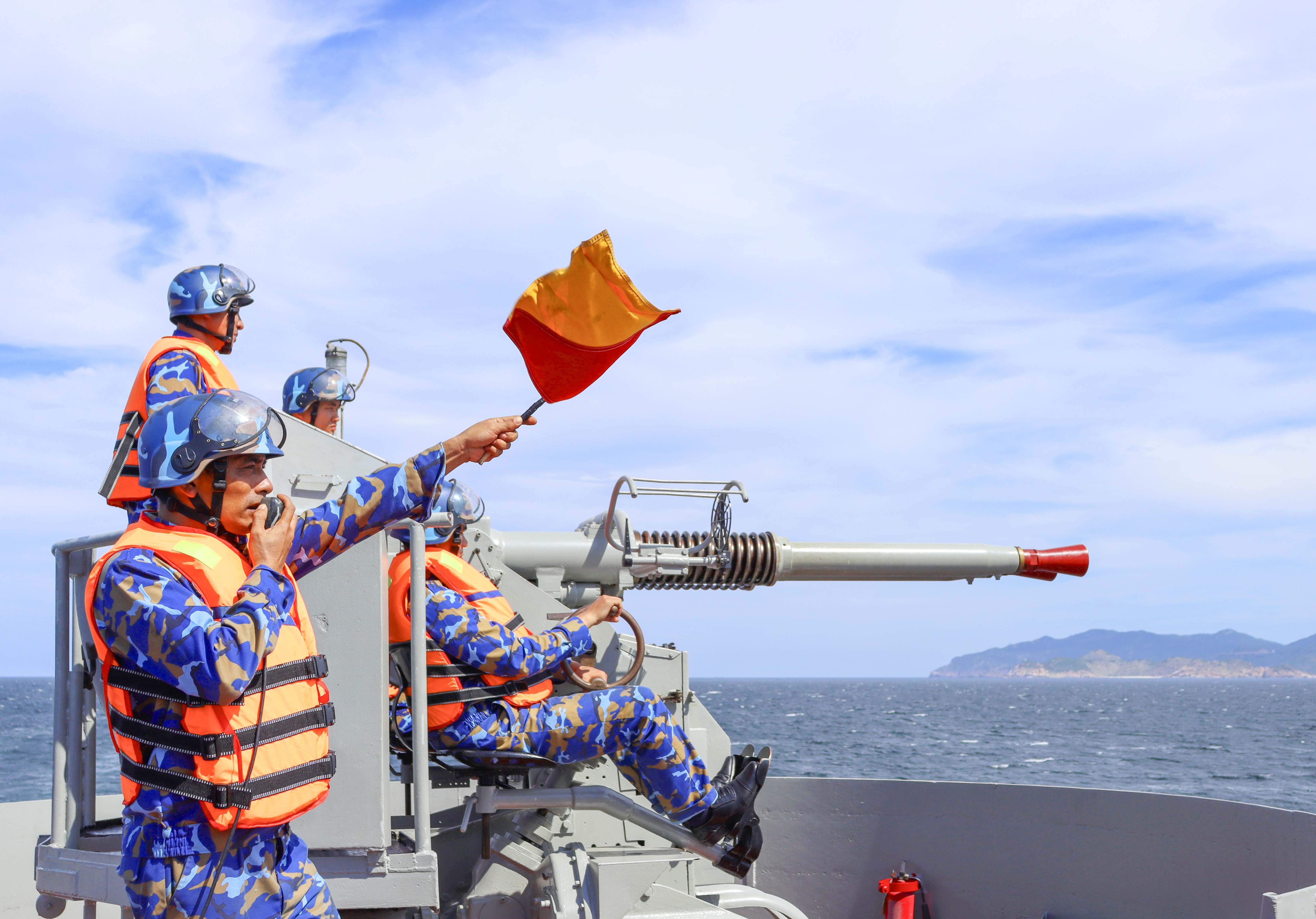 Lữ đoàn 955 kiểm tra kết thúc huấn luyện K2 trên biển