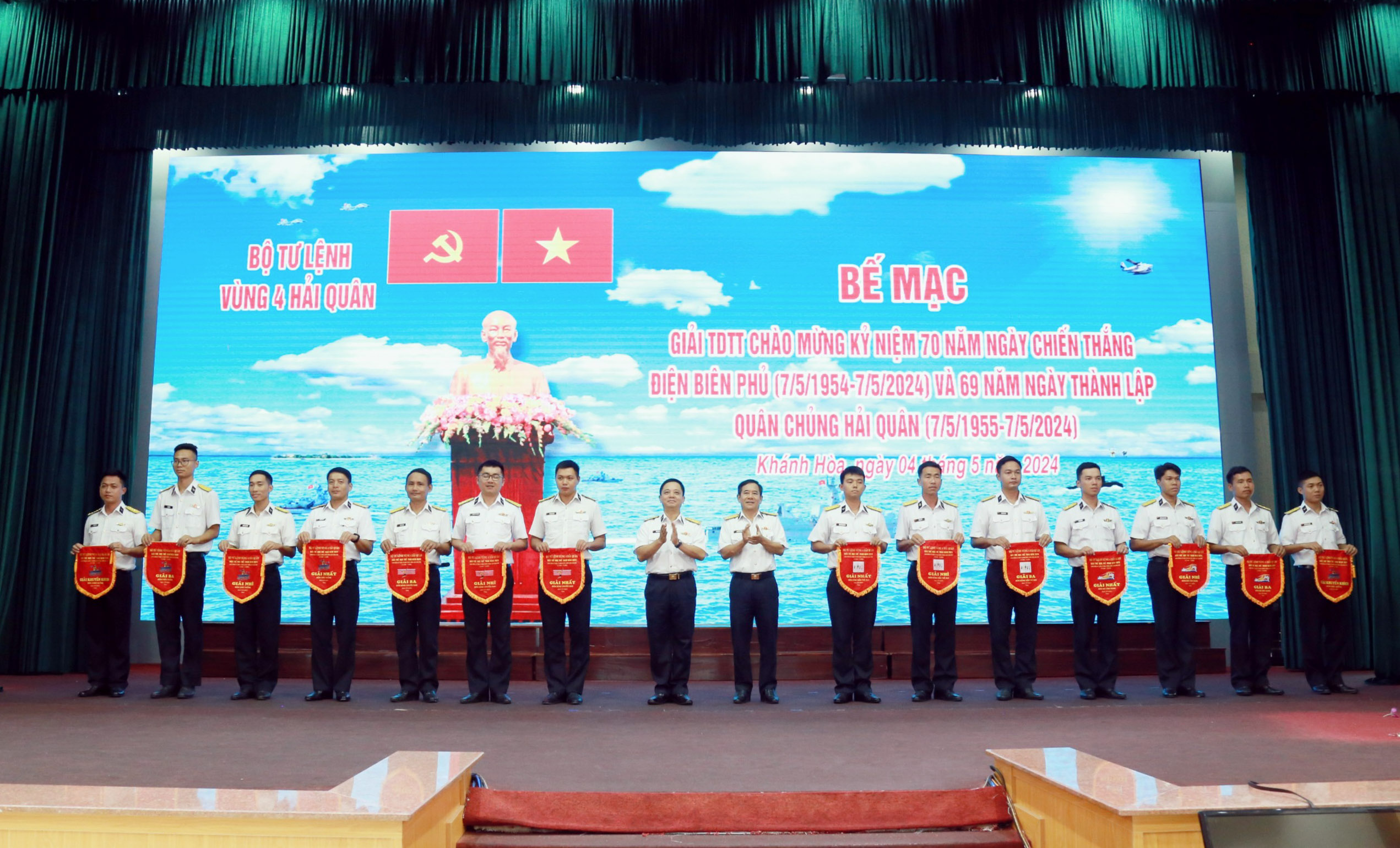 Vùng 4 Hải quân: Bế mạc giải thể dục thể thao chào mừng các ngày lễ lớn