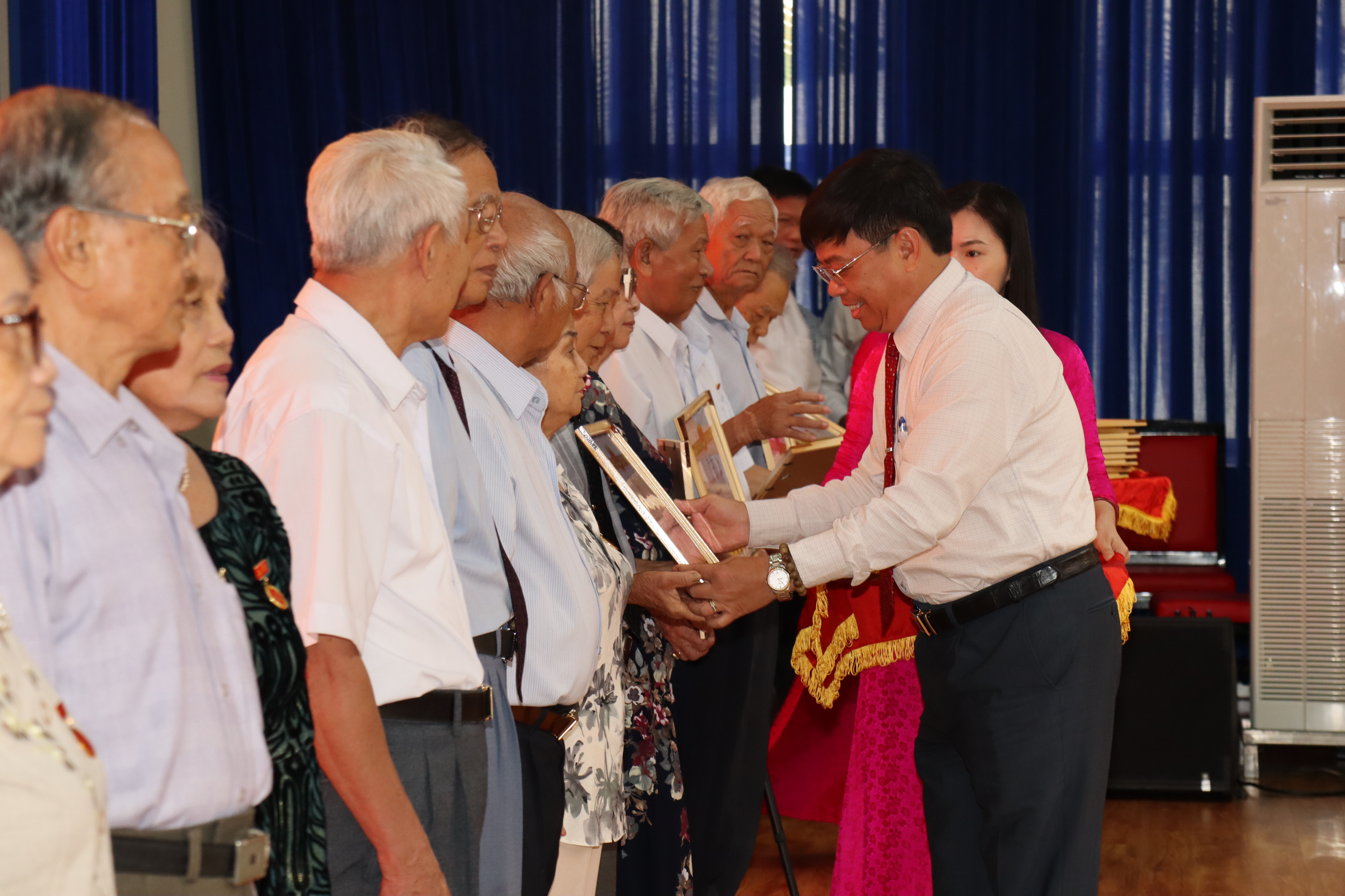 Thành ủy Nha Trang trao tặng Huy hiệu Đảng cho 80 đảng viên