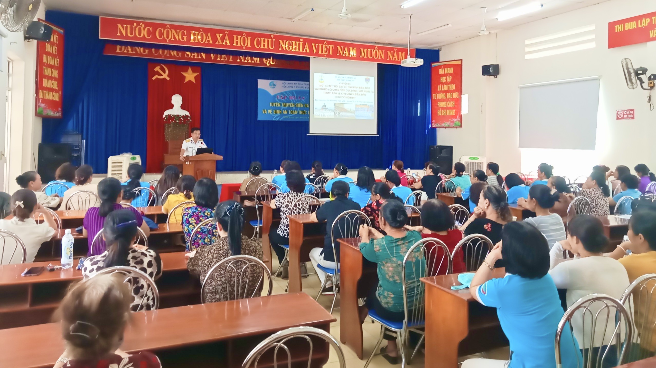 Hội Phụ nữ phường Phước Long tổ chức tuyên truyền bảo vệ chủ quyền biển đảo