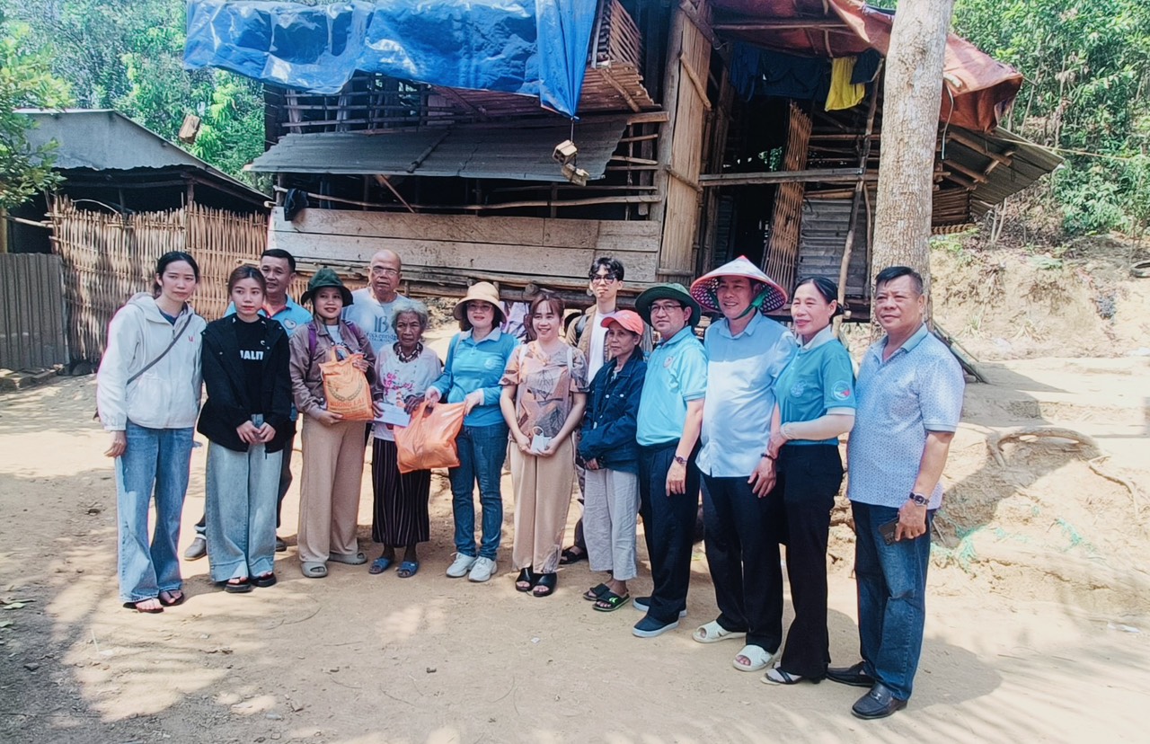 Trao 50 suất quà cho hộ nghèo