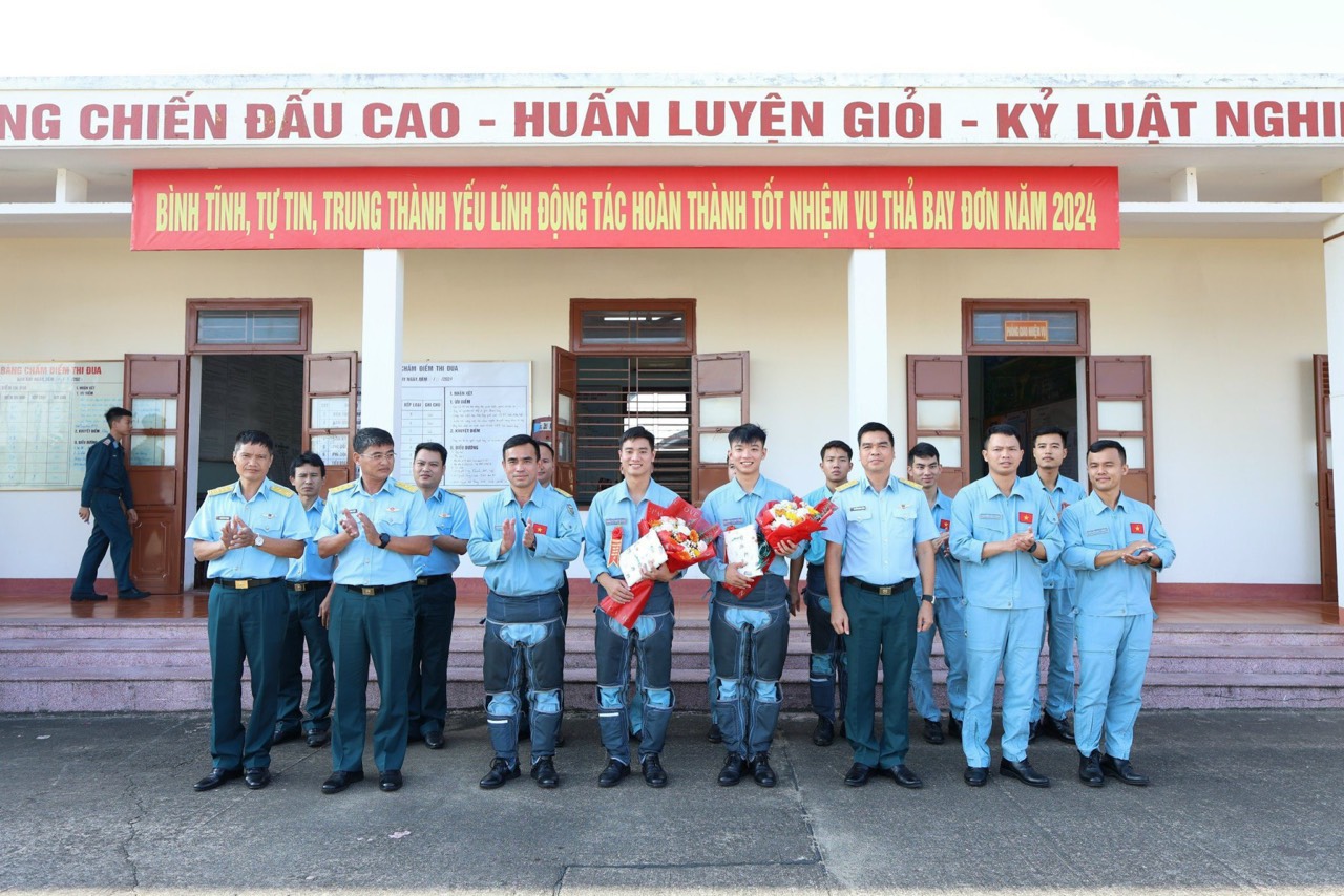 Tặng hoa chúc mừng học viên bay đơn