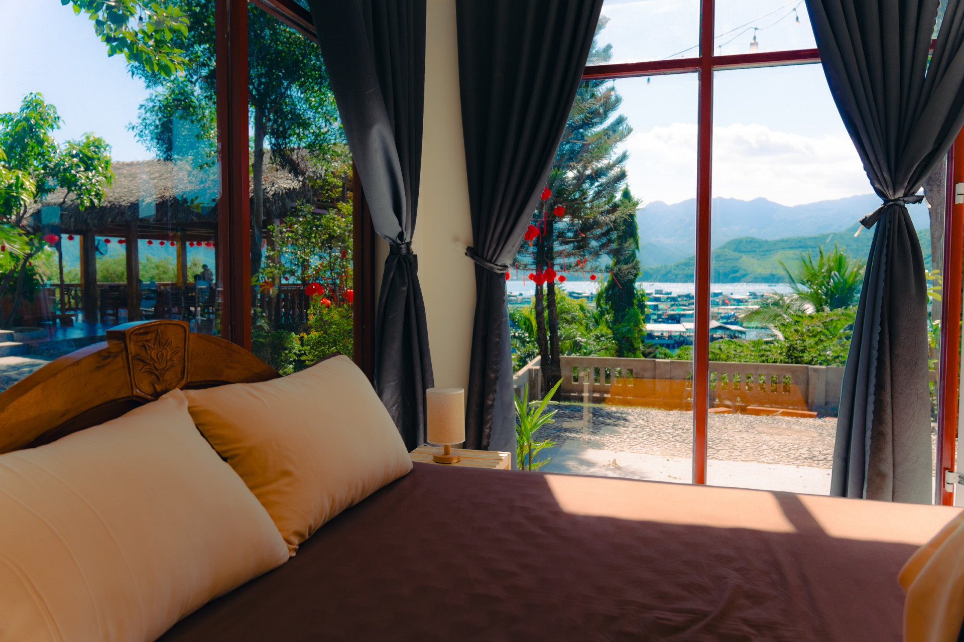 Homestay Làng Chài Trí Nguyên đa dạng loại phòng từ hiện đại đến gần gũi với thiên nhiên.