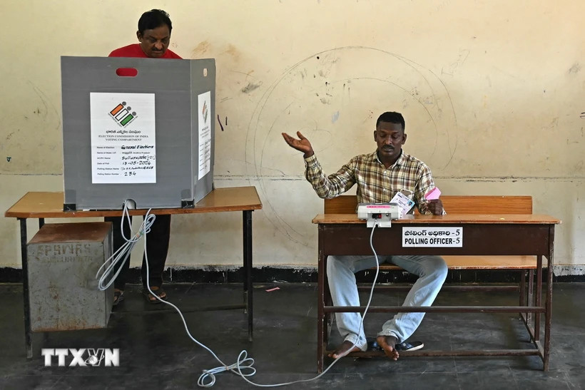 Cử tri bỏ phiếu trong giai đoạn 4 của cuộc tổng tuyển cử tại điểm bầu cử ở Tirupati, bang Andhra Pradesh, Ấn Độ, ngày 13/5/2024. (Ảnh: AFP/TTXVN)
