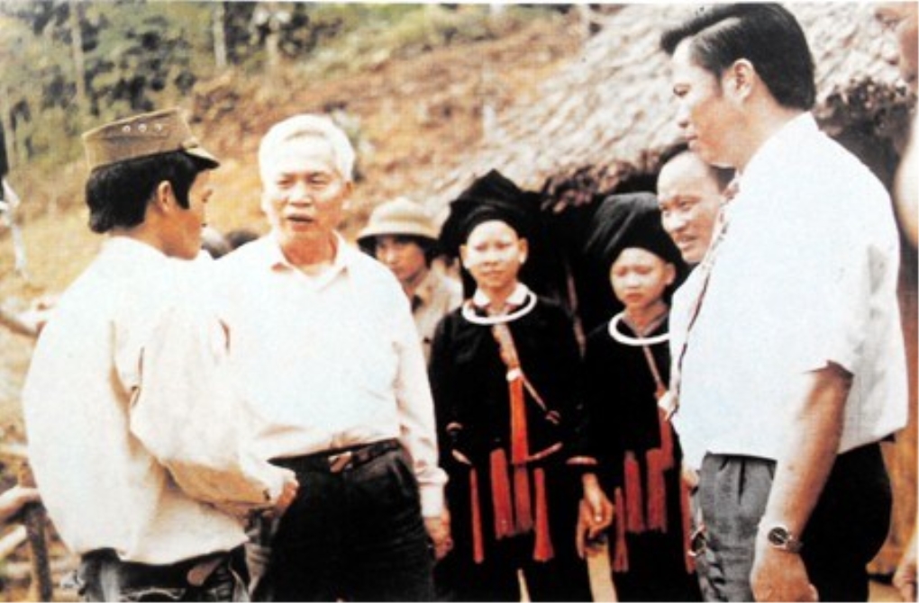 Đồng chí Đào Duy Tùng thăm tỉnh Yên Bái năm 1993. Ảnh tư liệu Văn phòng Trung ương Đảng.