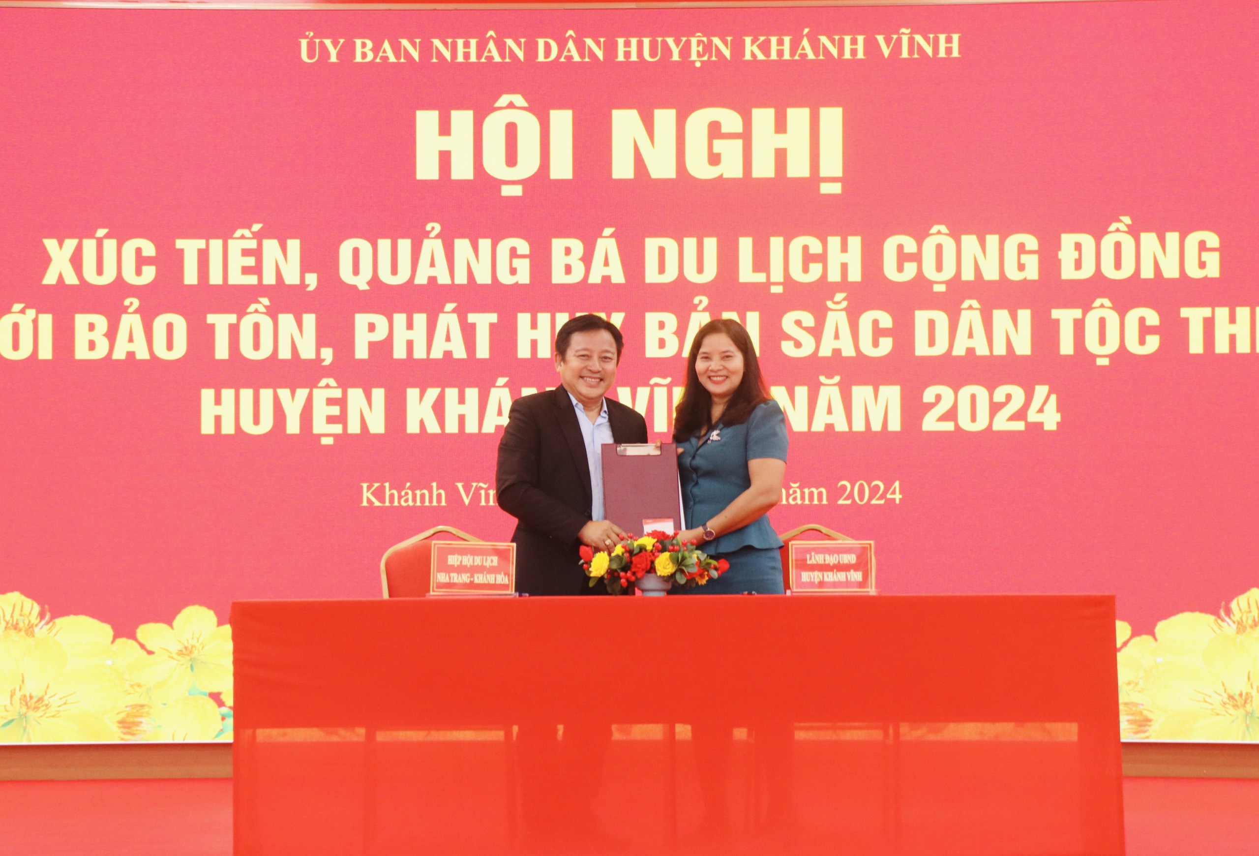 Đại diện UBND huyện Khánh Vĩnh ký kết hợp tác du lịch với Hiệp hội Du lịch Nha Trang - Khánh Hòa. Ảnh: X.THÀNH