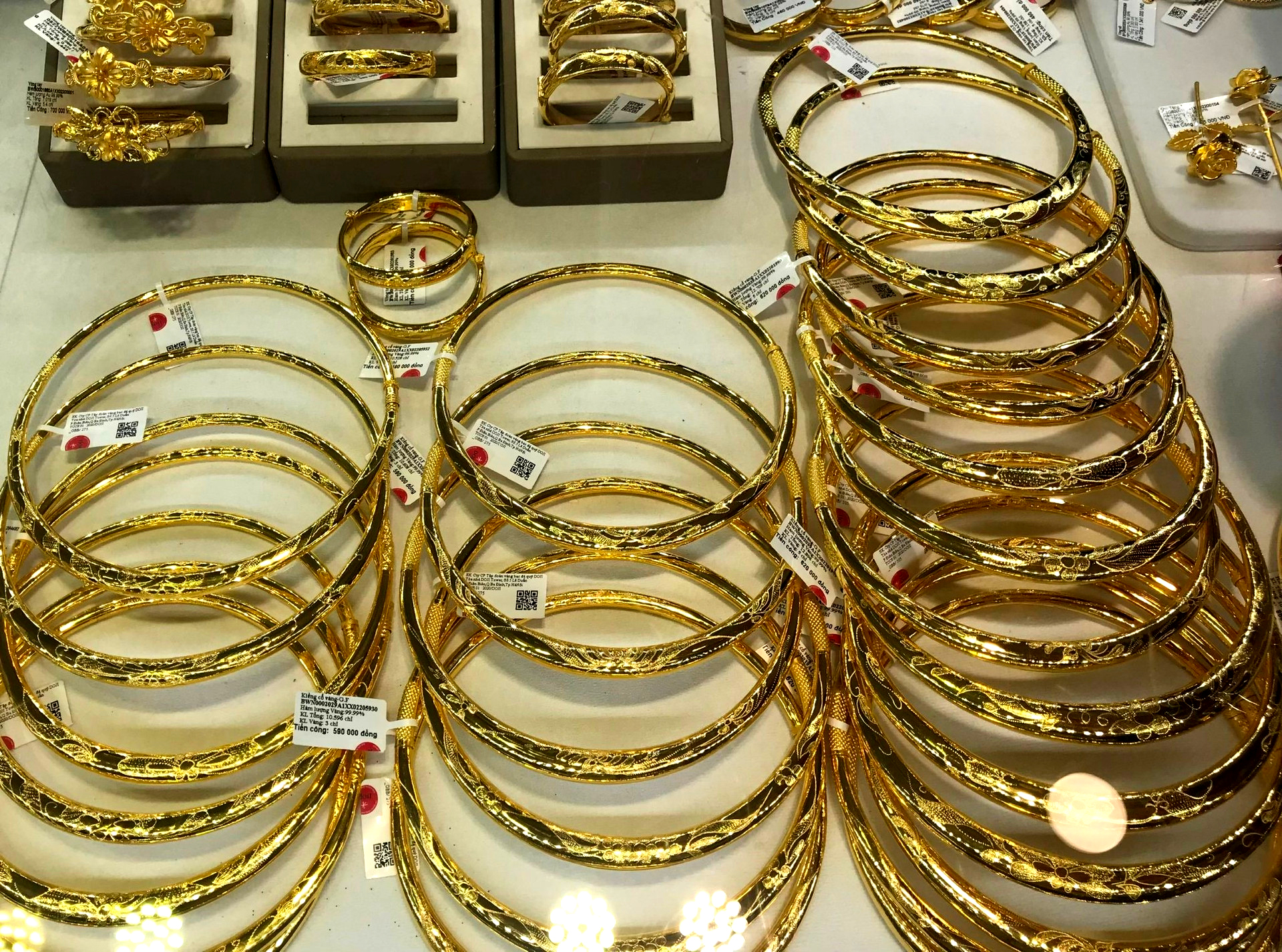 Giá vàng vượt xa mốc 90 triệu đồng/lượng