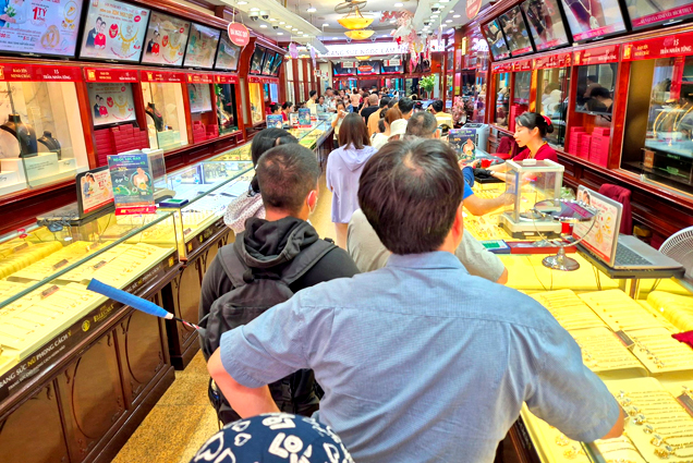 Giá vàng lao dốc sau khi lên mức đỉnh 92,4 triệu đồng/lượng