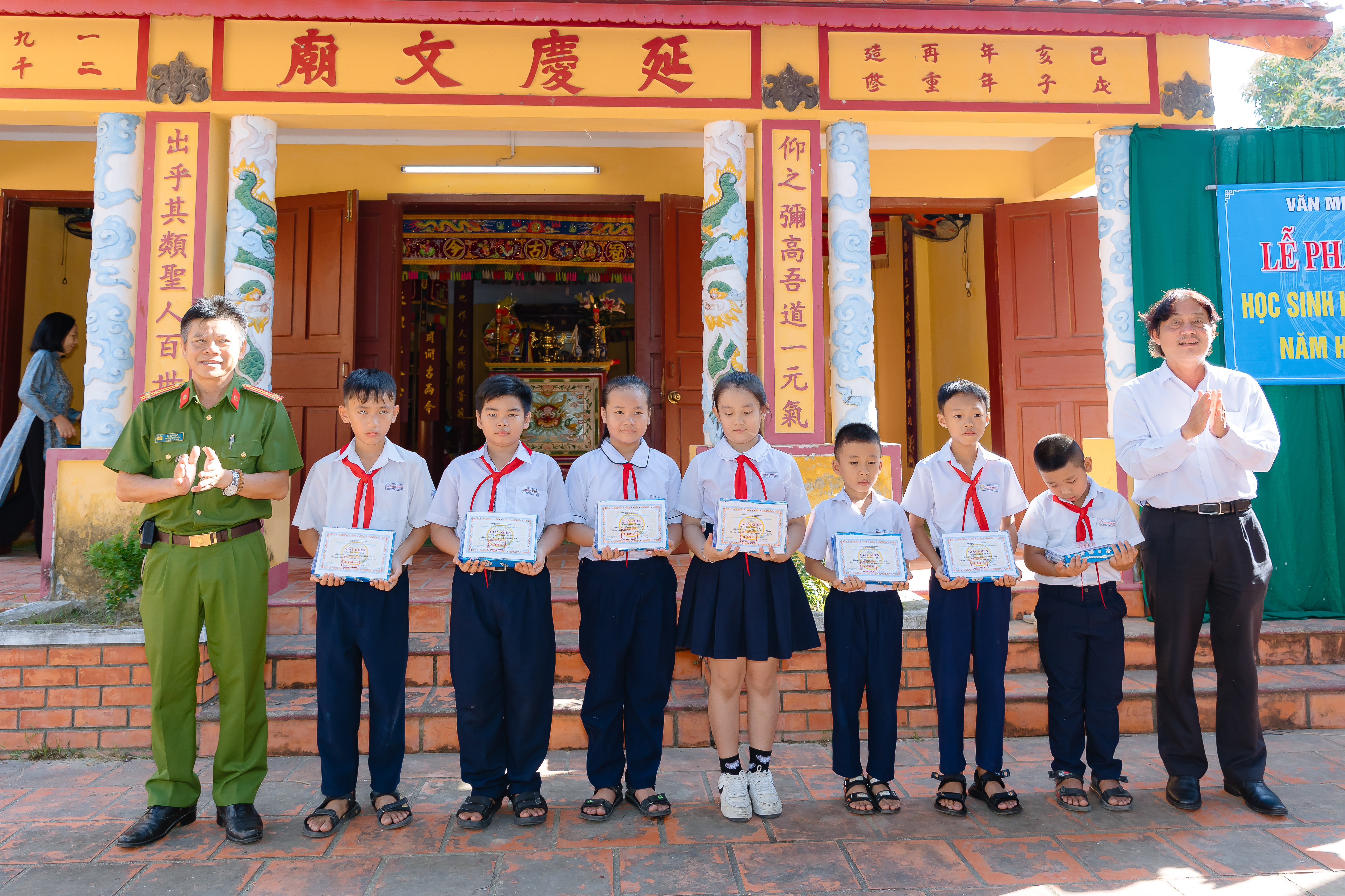 Ban quản lý di tích Văn miếu Diên Khánh: Phát thưởng cho học sinh hiếu hạnh, học giỏi