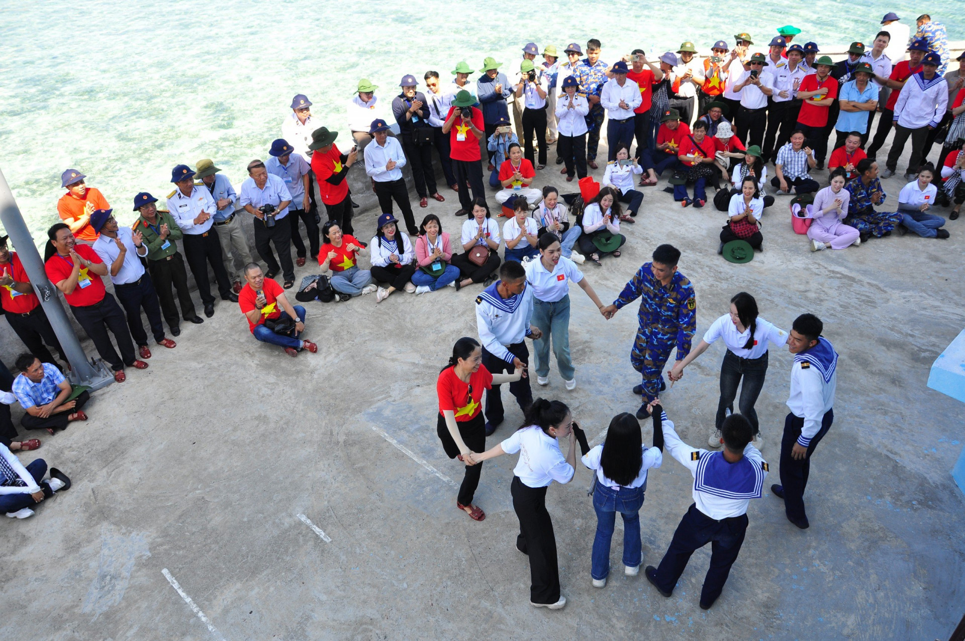 Thành viên Đoàn công tác số 15 và chiến sĩ đảo Đá Đông A giao lưu văn nghệ. Ảnh: MINH THẢO