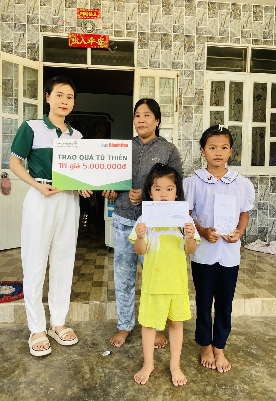 Đại diện Vietcombank Nha Trang trao tiền ủng hộ cho gia đình hai cháu Diễm Quỳnh và Khả Hân