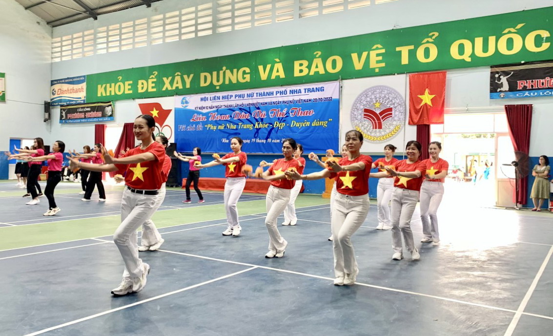 Đội thi của Hội Phụ nữ phường Vĩnh Nguyên tại Liên hoan dân vũ thể thao với chủ đề “Phụ nữ Nha Trang khỏe - đẹp - duyên dáng.
