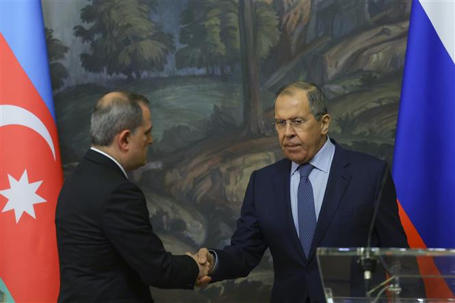 Ngoại trưởng Nga Sergei Lavrov (phải) và Ngoại trưởng Azerbaijan Jeyhun Bayramov (trái) tại cuộc họp báo ở Moskva, Nga, ngày 23/12/2022. Ảnh: AFP/TTXVN

