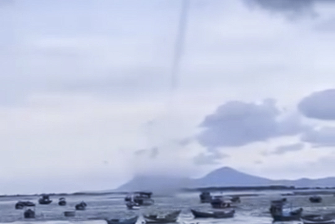 "Vòi rồng" xuất hiện trên vùng biển Vạn Hưng