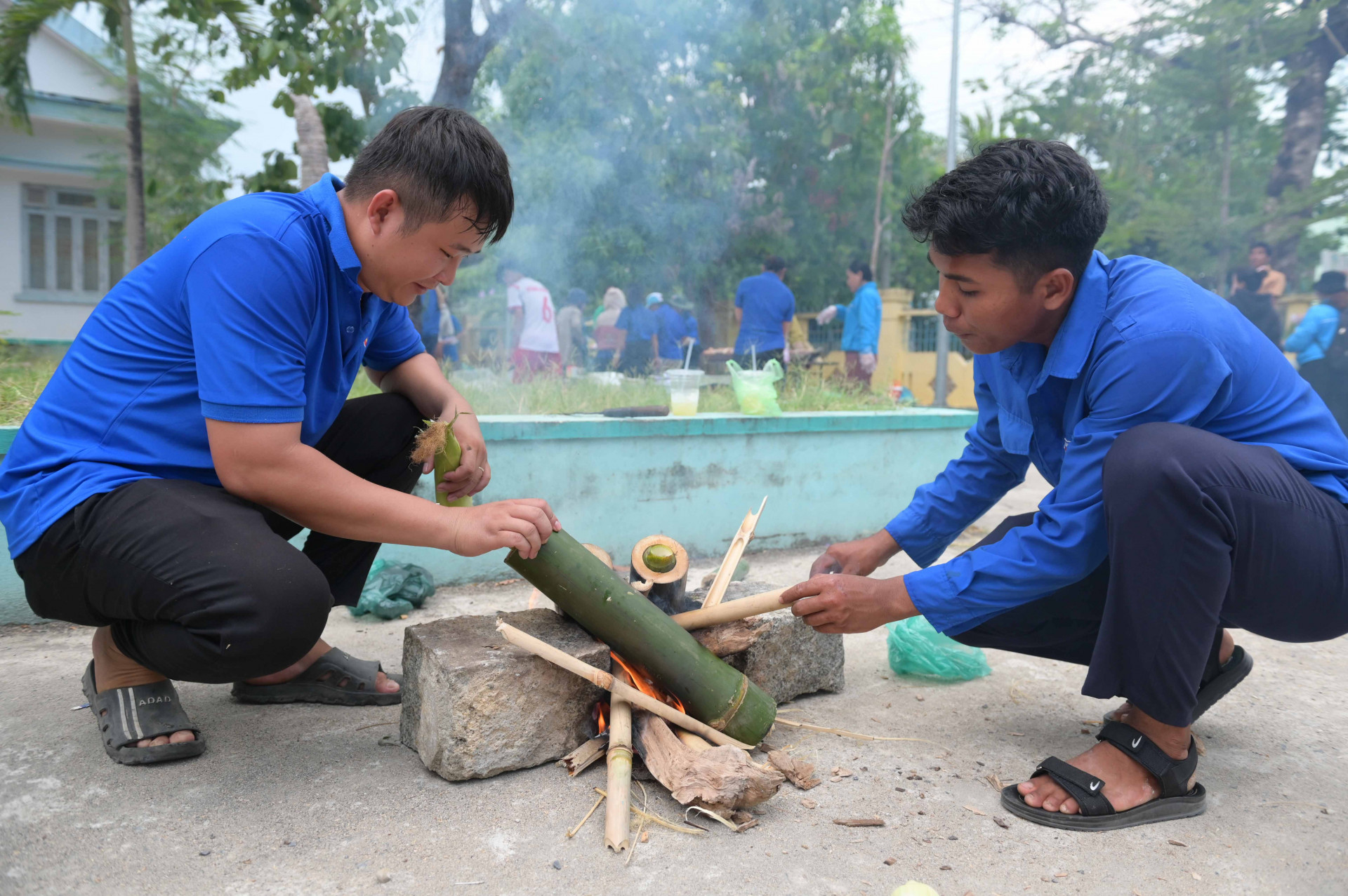 Đoàn xã Khánh Đông thi phần thi ẩm thực với món gà nướng ống tre.