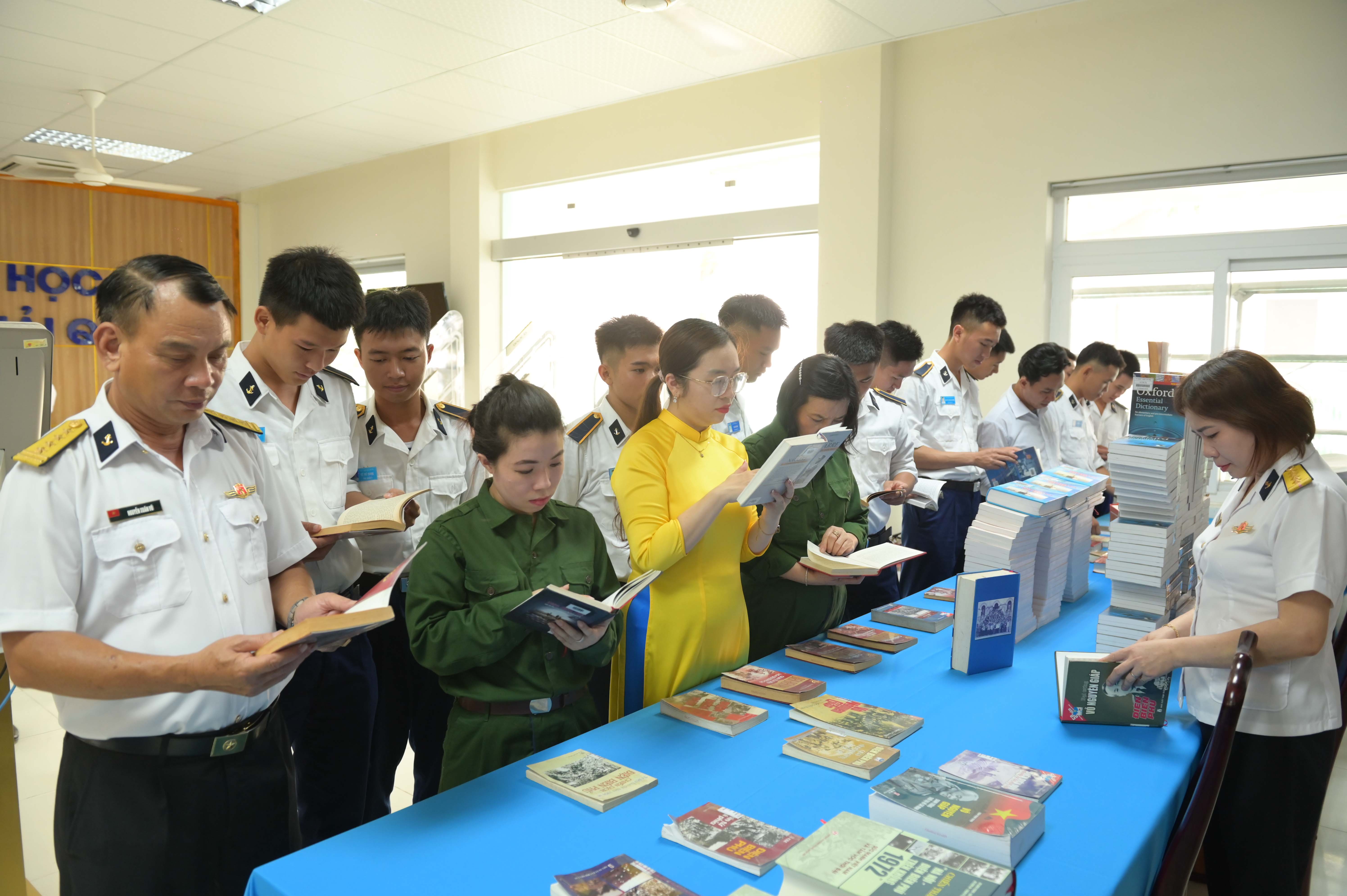 Thư viện tỉnh Khánh Hòa và Học viện Hải quân: Tổ chức hoạt động kỷ niệm 70 năm Chiến thắng Điện Biên Phủ