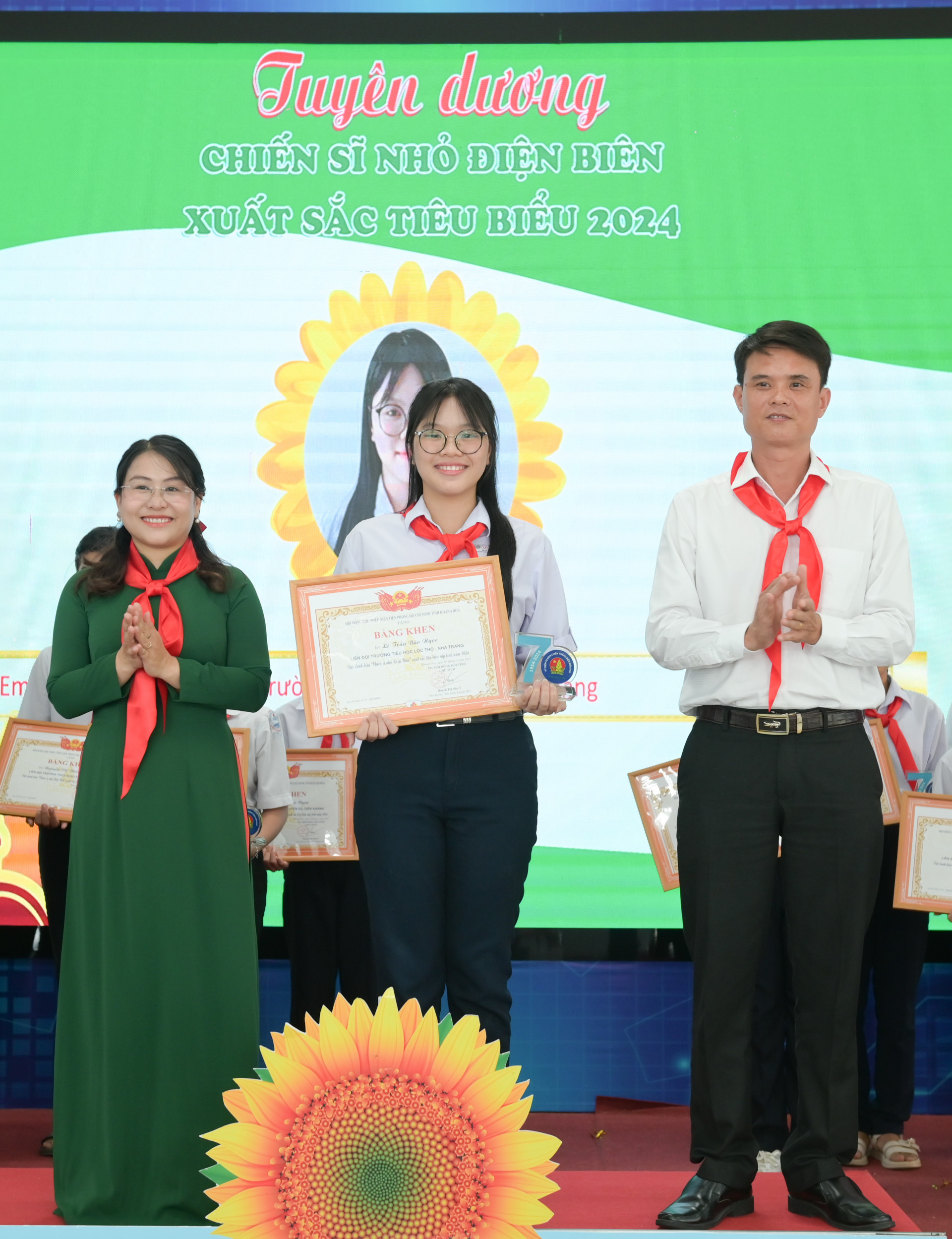 Ban tổ chức trao bằng khen, cúp tuyên dương cho các đội viên đạt danh hiệu "Chiến sĩ nhỏ Điện Biên".