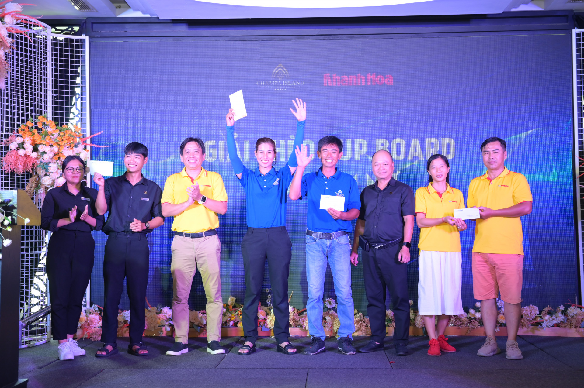 Lãnh đạo Báo Khánh Hòa và ChampaGroup trao giải cho các vận động viên. Ảnh Vĩnh Thành.