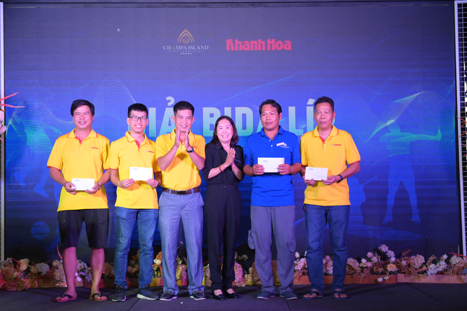 Lãnh đạo Báo Khánh Hòa và ChampaGroup trao giải cho các vận động viên. Ảnh Vĩnh Thành.