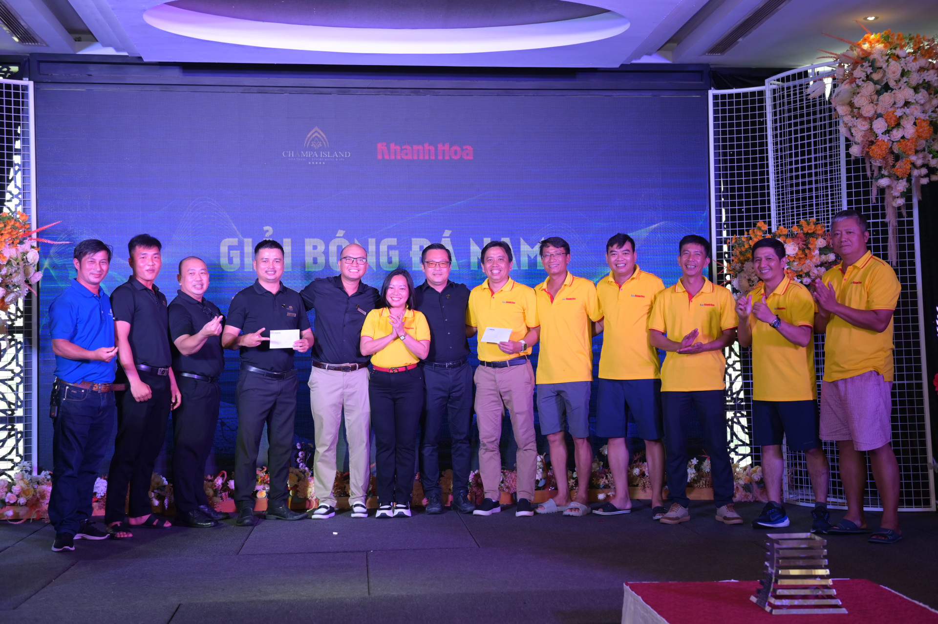 Lãnh đạo Báo Khánh Hòa và ChampaGroup trao giải cho các vận động viên môn bóng đá nam 5 người. Ảnh Vĩnh Thành.