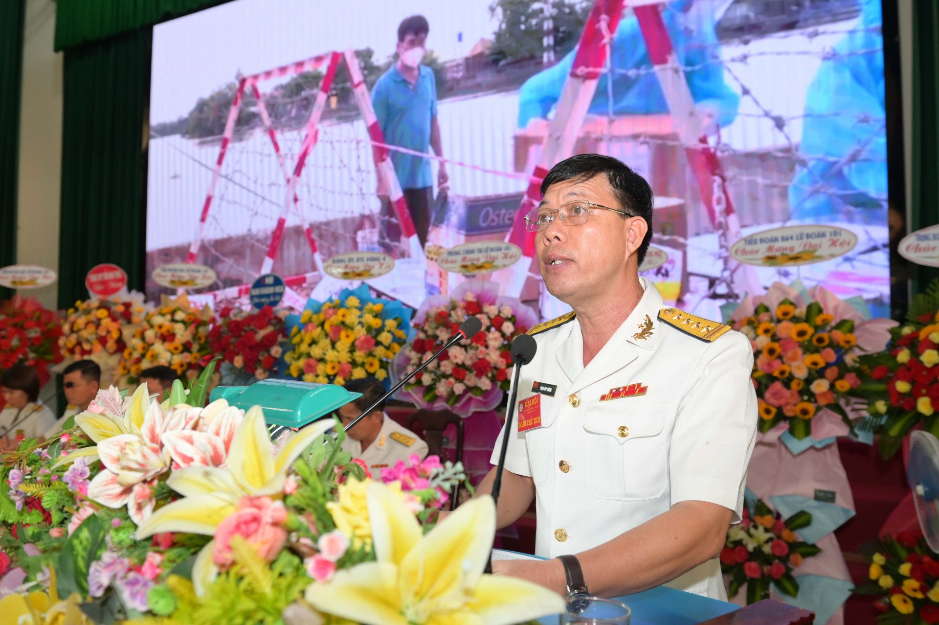 Đại tá Phạm Duy Hướng - Bí thư Đảng uỷ, Chính uỷ Lữ đoàn 101 báo cáo kết quả phong trào thi đua tại đại hội