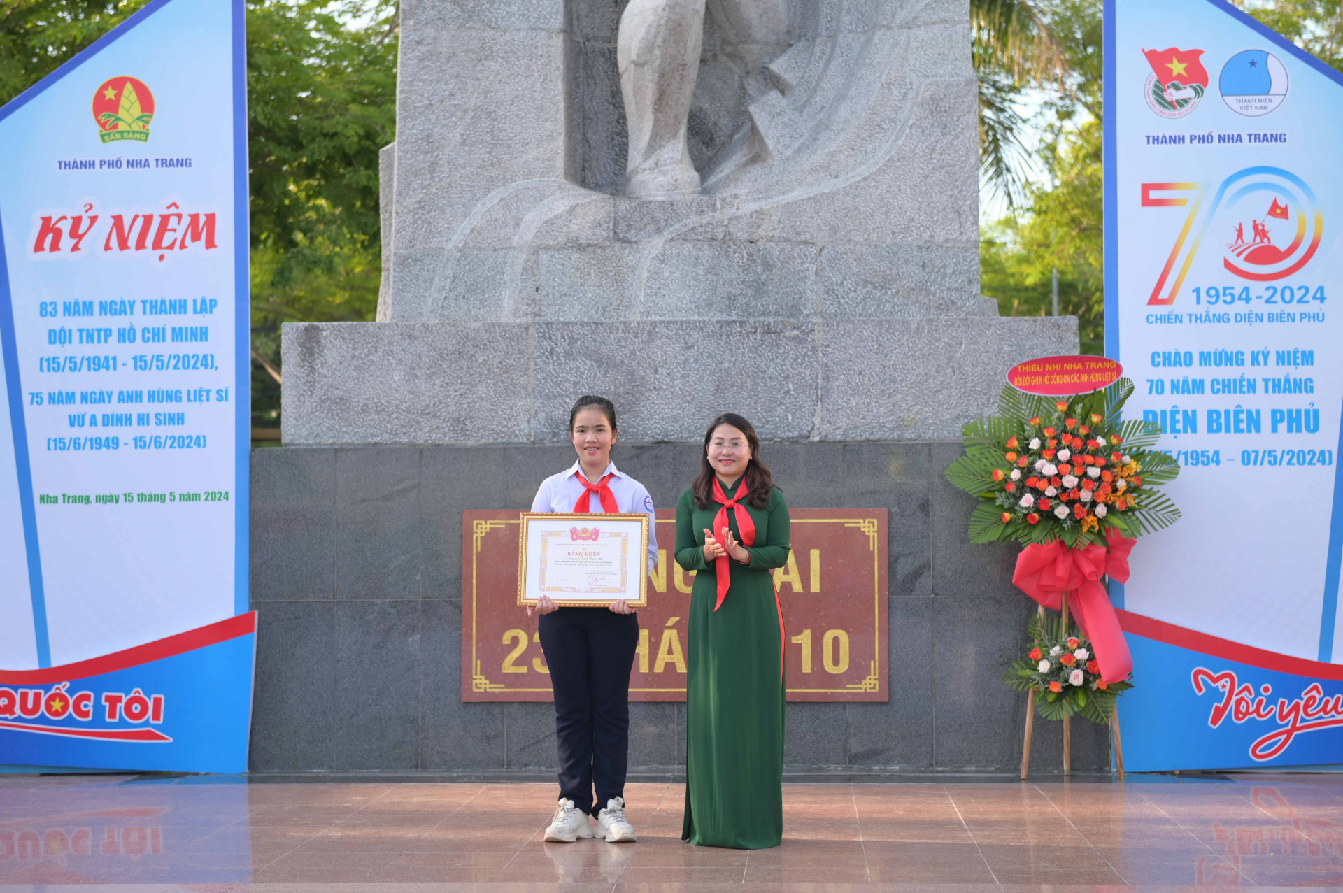 Lãnh đạo Tỉnh đoàn trao bằng khen, chứng nhận đạt giải thưởng Kim Đồng năm 2024 của Trung ương Đoàn cho em Nguyễn Thái Bình Nhi.