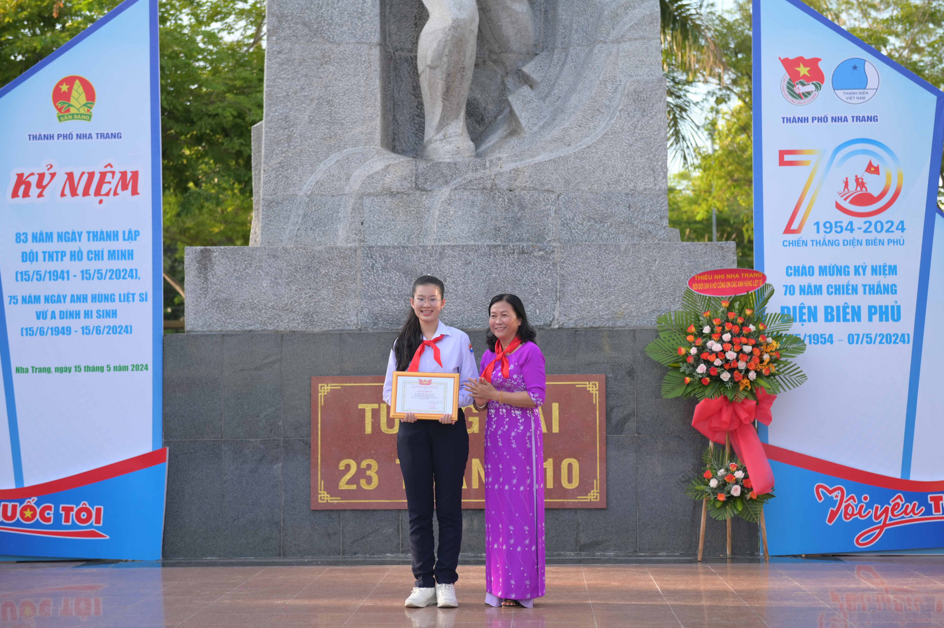 Các đại biểu khen thưởng em Đặng Cát Tiên - Liên đội Trường THCS Thái Nguyên.