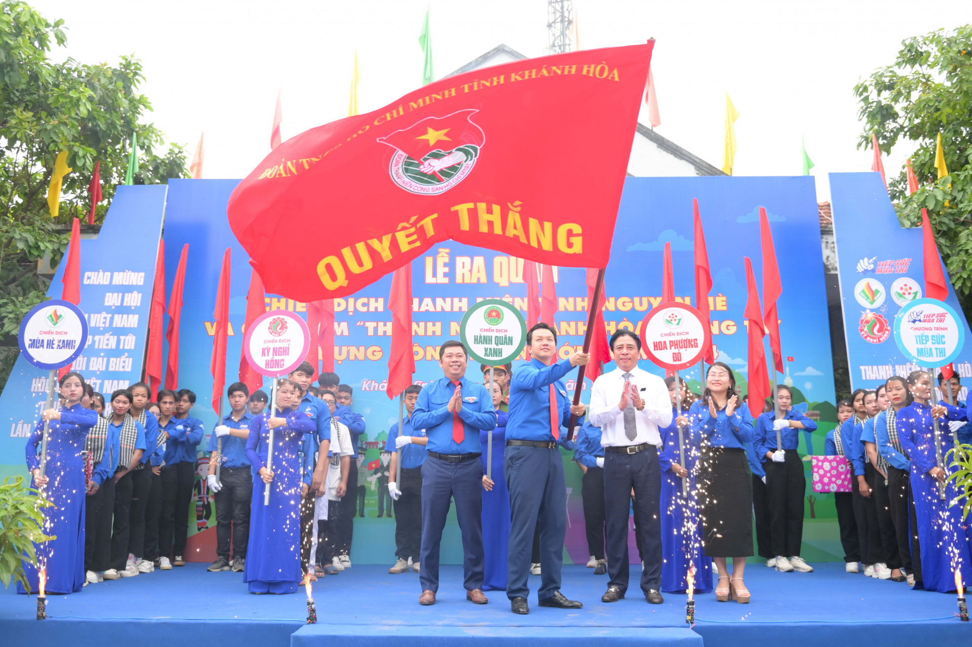 Lãnh đạo tỉnh trao cờ quyết thắng thực hiện các nhiệm vụ cho lãnh đạo Tỉnh đoàn.